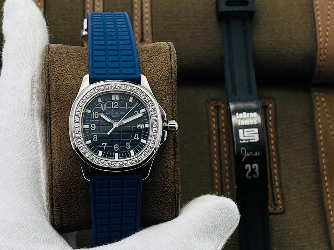 最强版本来袭 百达.翡丽AQUANAUT女装款石英系列，打造市面最佳副本，带来全网最佳体验，英姿飒爽，典藏奢华！欢迎女神品鉴！ 1⃣️【表壳】 1.腕表尺寸35.6 毫米X 9.5毫米！圆润的八角形表壳与原装一致，保持着复古的造型和精湛的做工。 2.旋入式把头设计和实心底盖结构吻合与原版。 3.表圈镶嵌46颗顶级施华洛世奇水晶（1克拉）表壳镶嵌88颗顶级施华洛世奇水晶（1.91克拉） 2⃣️【精彩细节】 1.采用与原装一致的天然复合橡胶（Tropical）材质，经久耐磨，可抵抗海水侵蚀和紫外线辐射。 2.完美克隆Aquanaut经典式折叠式表扣，即使在非常细小的拐角处上也做有倒角润饰，确保还原正品般的舒适感。