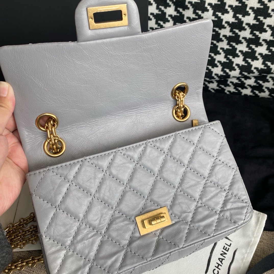 【預訂貨品】Chanel淺灰郵差包