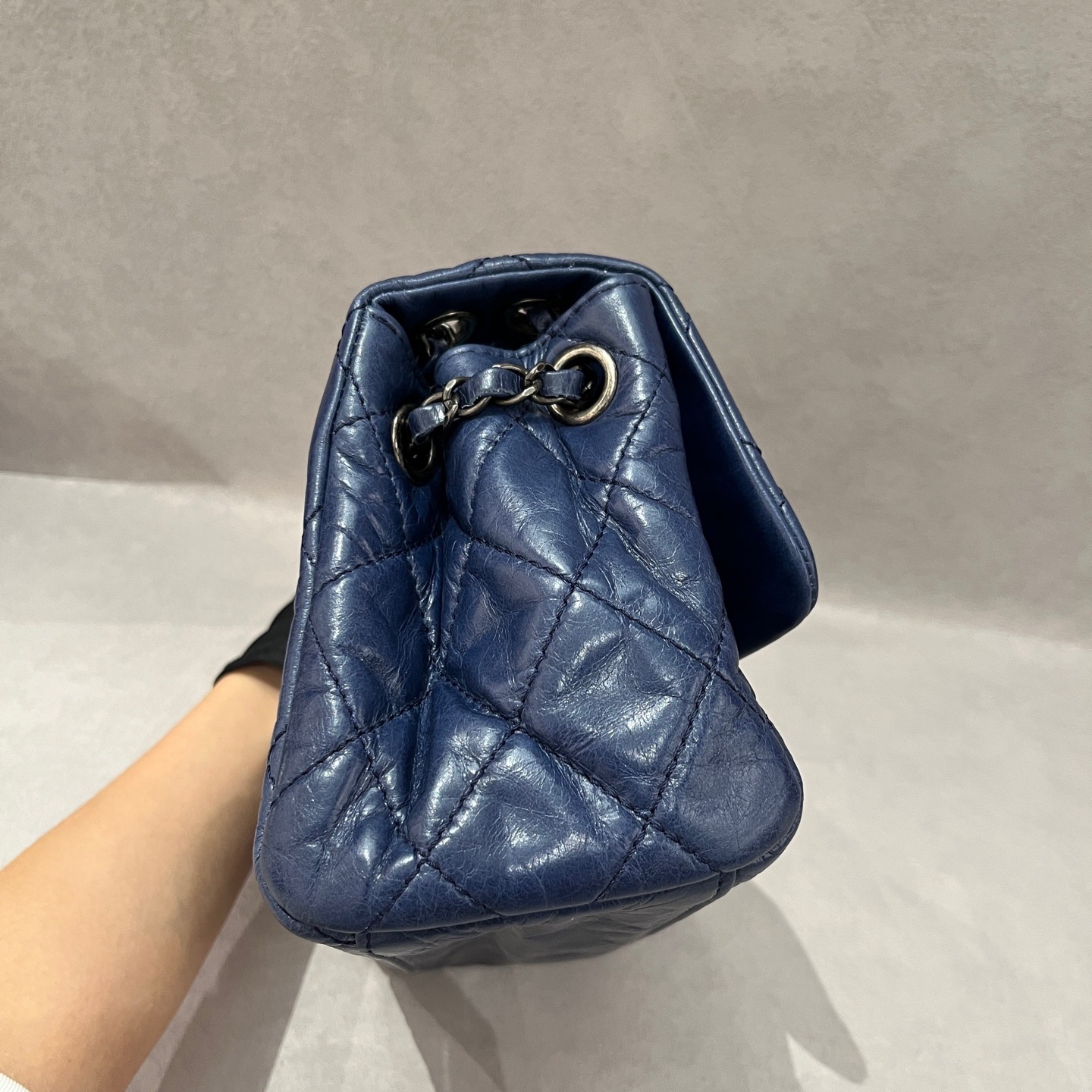 【預訂貨品】Chanel 15C油蠟皮深藍色斜孭袋