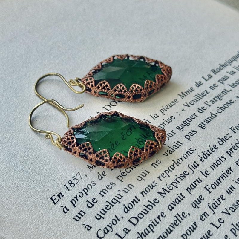 Vintage Recomposed Czechoslovakia Glass and Filigree Hook Earrings(NZ101)