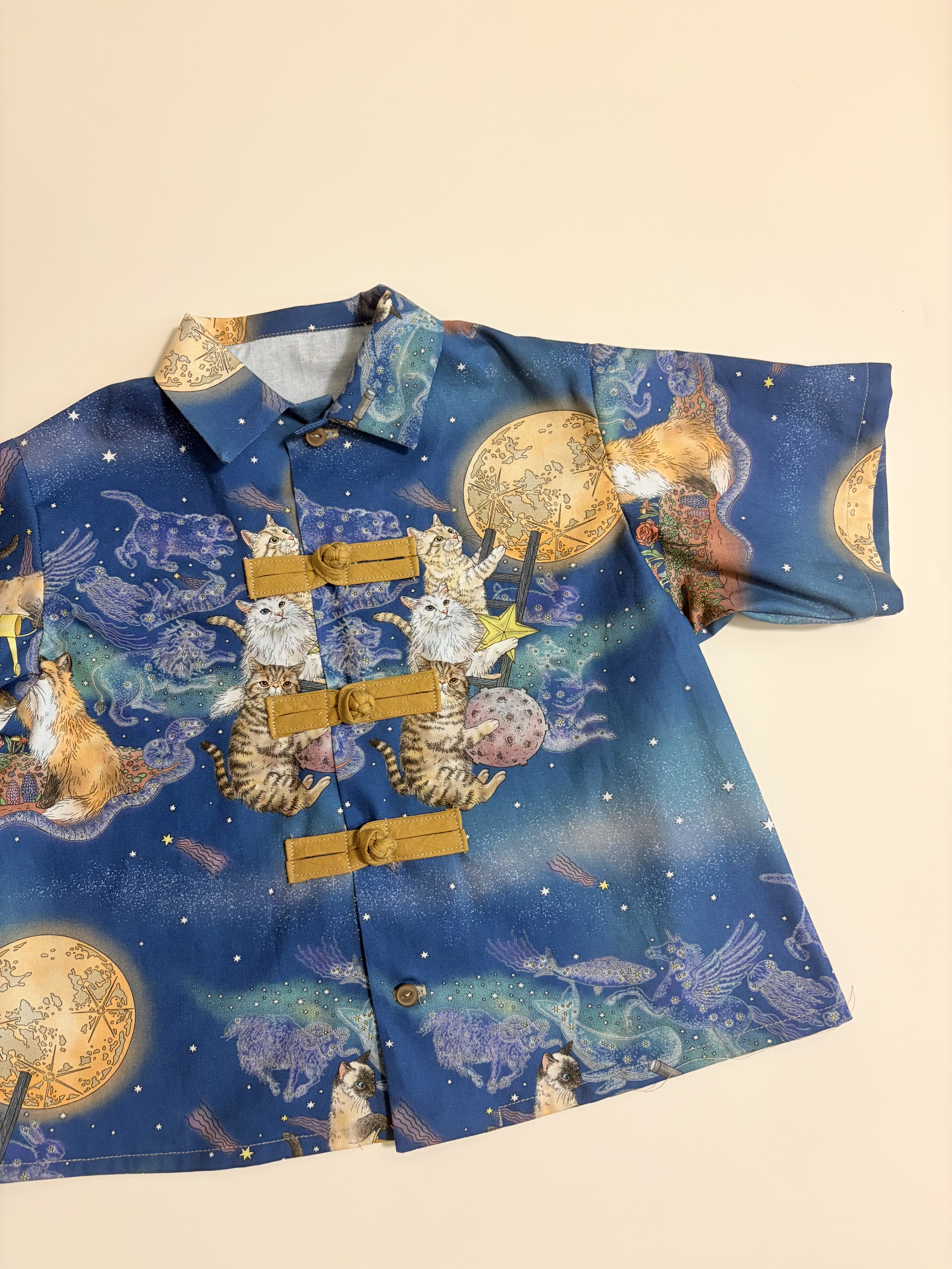 星空貓咪中式盤鈕上衣（120碼）