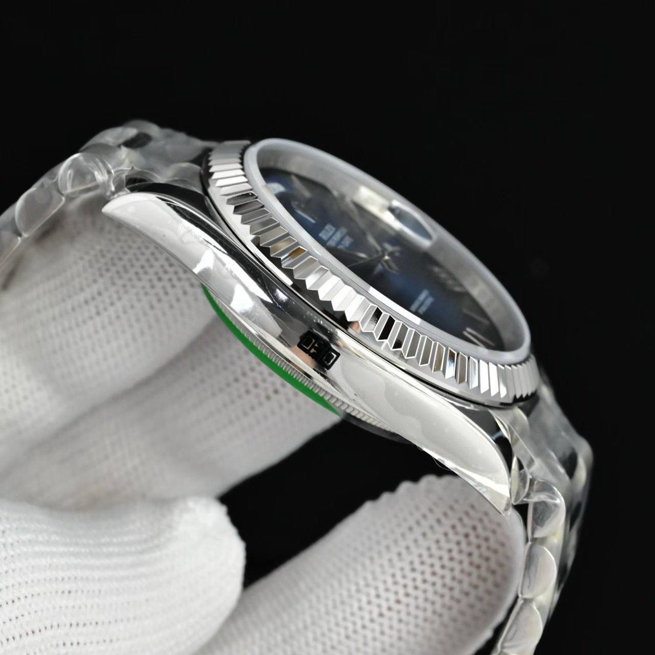 新品 ROLEX 劳力士 星期日历型（Day-Date / DD）腕表 🎮 自 1956 年问世以来，星期日历型一直是劳力士的旗舰之作，被誉为“元首之表”。40mm 表壳搭配三角坑纹表圈与元首型表链，仅采用贵金属打造，尽显尊贵气质。 12 点位星期全写与 3 点位放大日期双显设计，搭载定制一体机 3255 型机芯，稳定精准，抗震抗磁，100 米防水。 原版开模，细节到位，多种表盘可选（太阳纹 / 珐琅 / 陨石 / 宝石），星期与日期瞬跳结构由 200+ 精密零件协同完成，工艺出众。