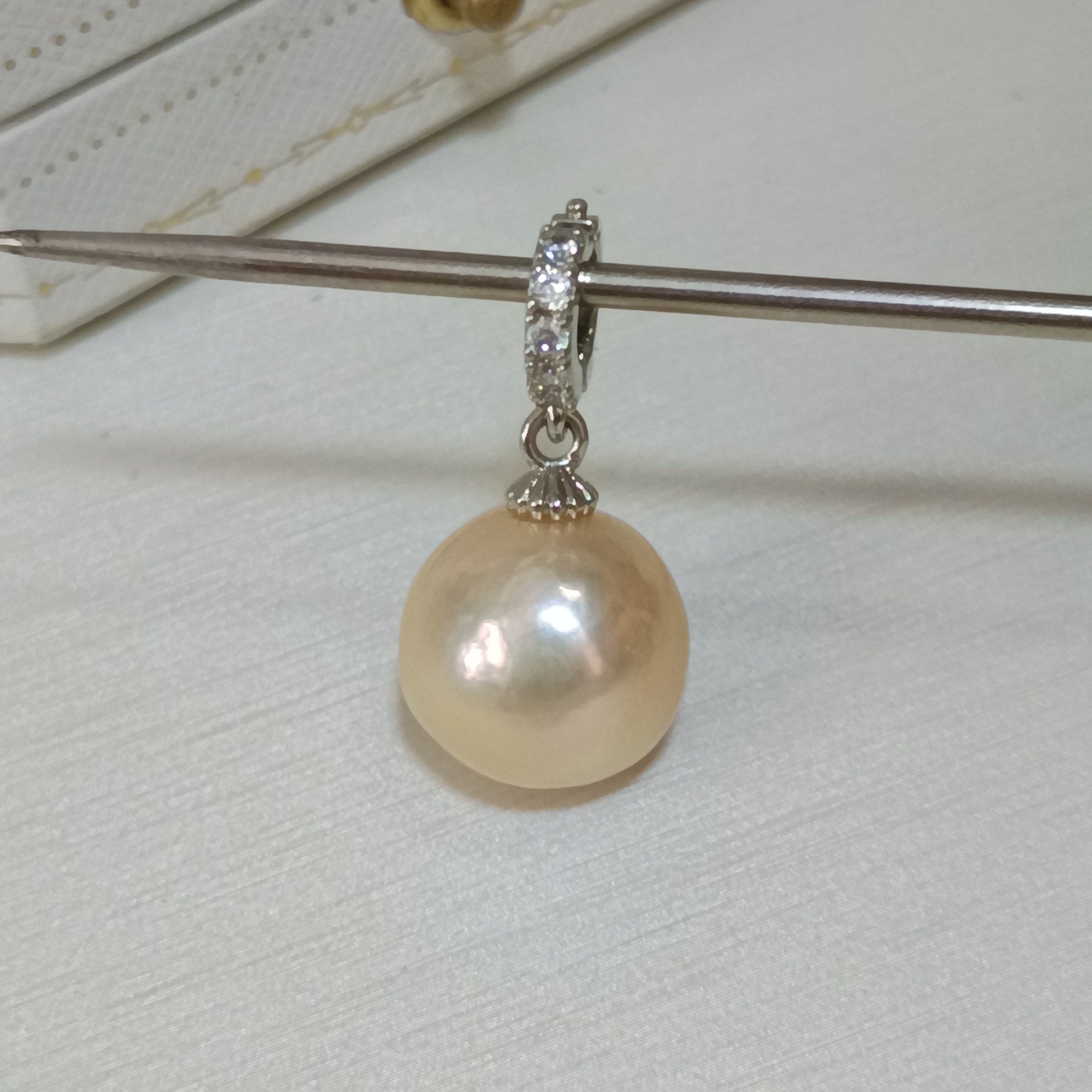 特價品‼️近正圓強光淡水愛迪生橙金色珍珠注白金開口扣吊墜