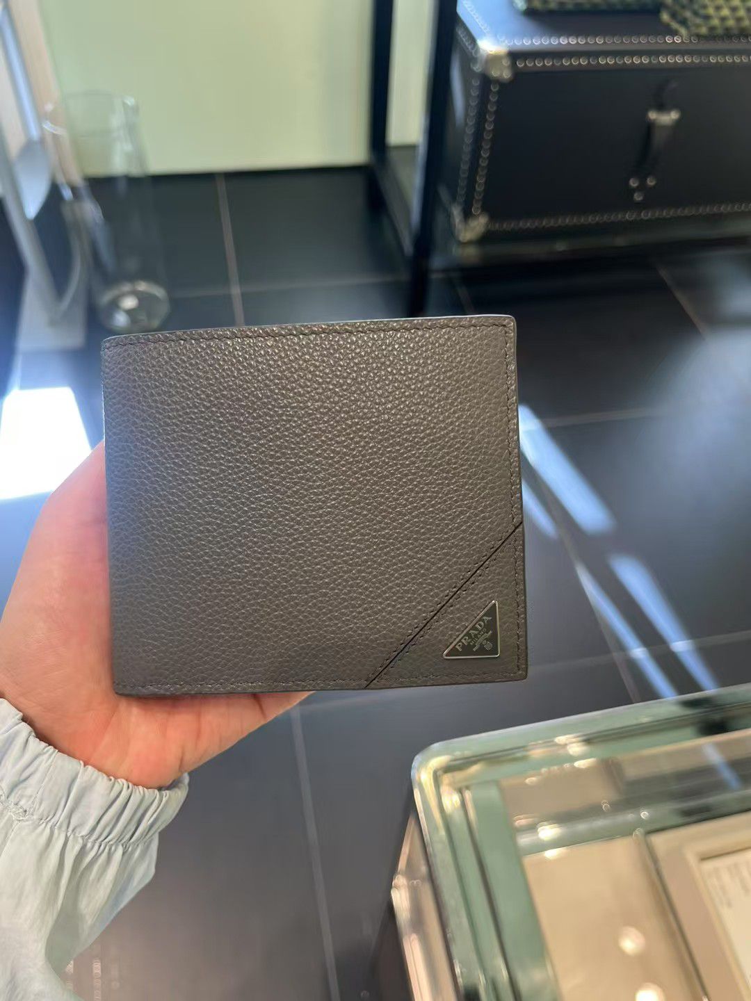 預購 Prada🚹🚹男士 灰色短銀包，有coins 位