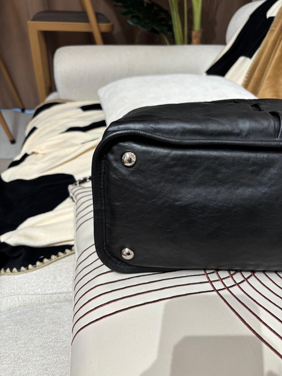 Chanel shoulder bag calfskin ,黑色牛皮 100%Authentic,95%new  ✅card✅dust bag  