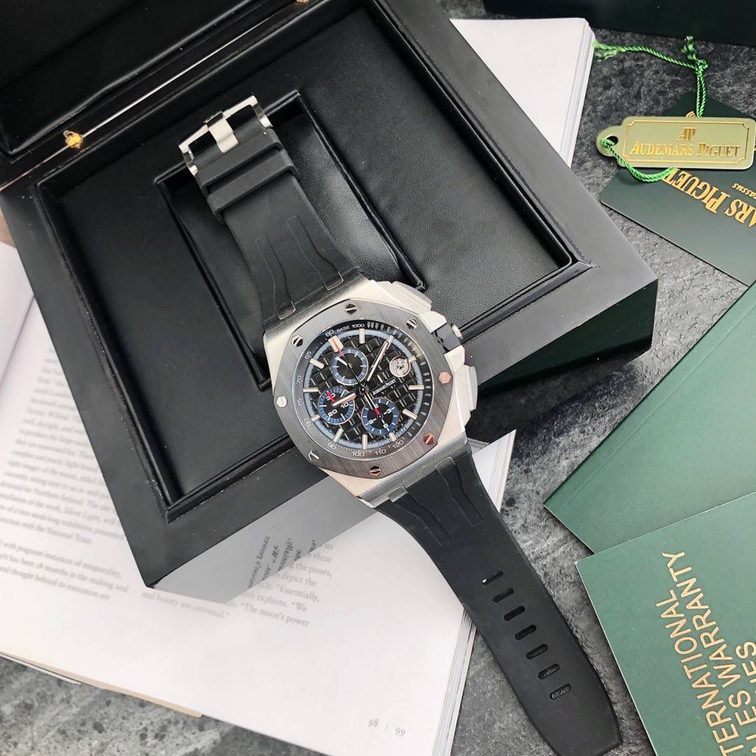 皇家橡树 - 爱彼AP 26400系列 44毫米直径 市面上最好版本的超级复刻 柔软硅胶带 皇家橡树离岸型 男士全自动机械腕表 ，316L精钢表壳 ，搭配原装复刻定制机芯Cal.3126全自动机械机芯 走时精准 稳定，透视后盖 裸露的机芯跟正品一模一样，反炫光蓝宝石玻璃 ，超级耐划痕，搭配原厂模具橡胶表带，原装针扣 ，300米防水，整壳套超高品质，超A做工，非市场普通货，货有所值 ，硬汉必备神器，爱彼入门级腕表 强烈推荐，制作耗时又耗精力，尽可能把最精至的腕表呈现给各位腕表爱好者。