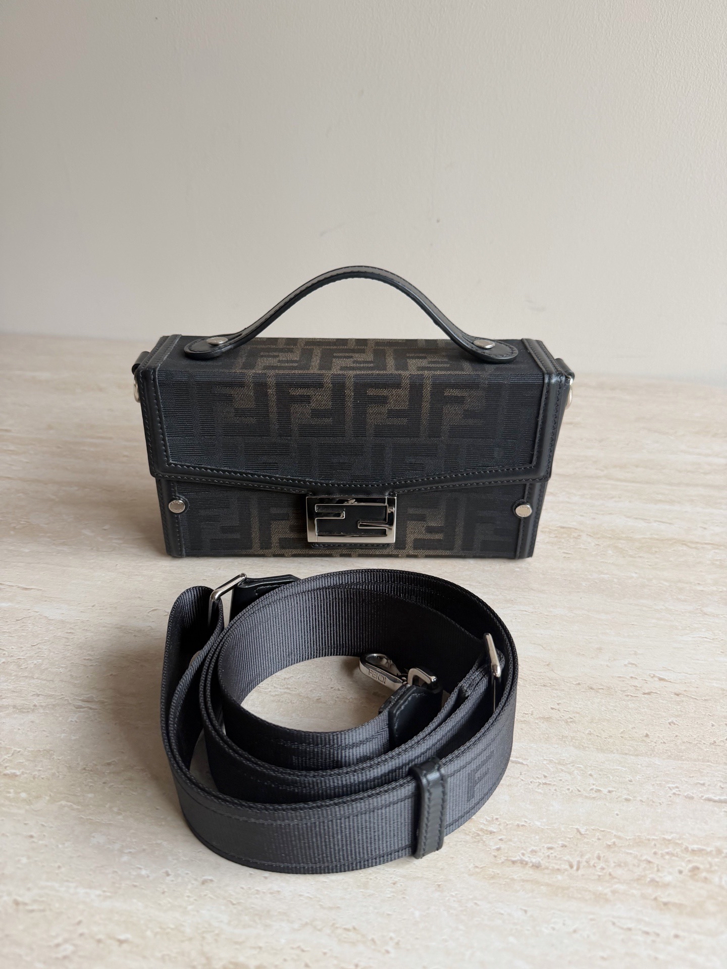 【預訂貨品】FENDI老花相機包