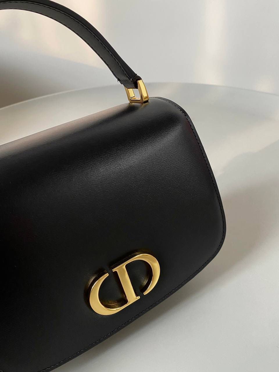 🈶黑色大号 𝐃𝐢𝐨𝐫 𝐓𝐨𝐩 𝐡𝐚𝐧𝐝𝐥𝐞蒙田30 蒙田大家都知道，从来没有失望过🤩 质感和纹理还是一如既往的好， 有光泽感之外还非常轻 耐磨！ 19×12×8cm