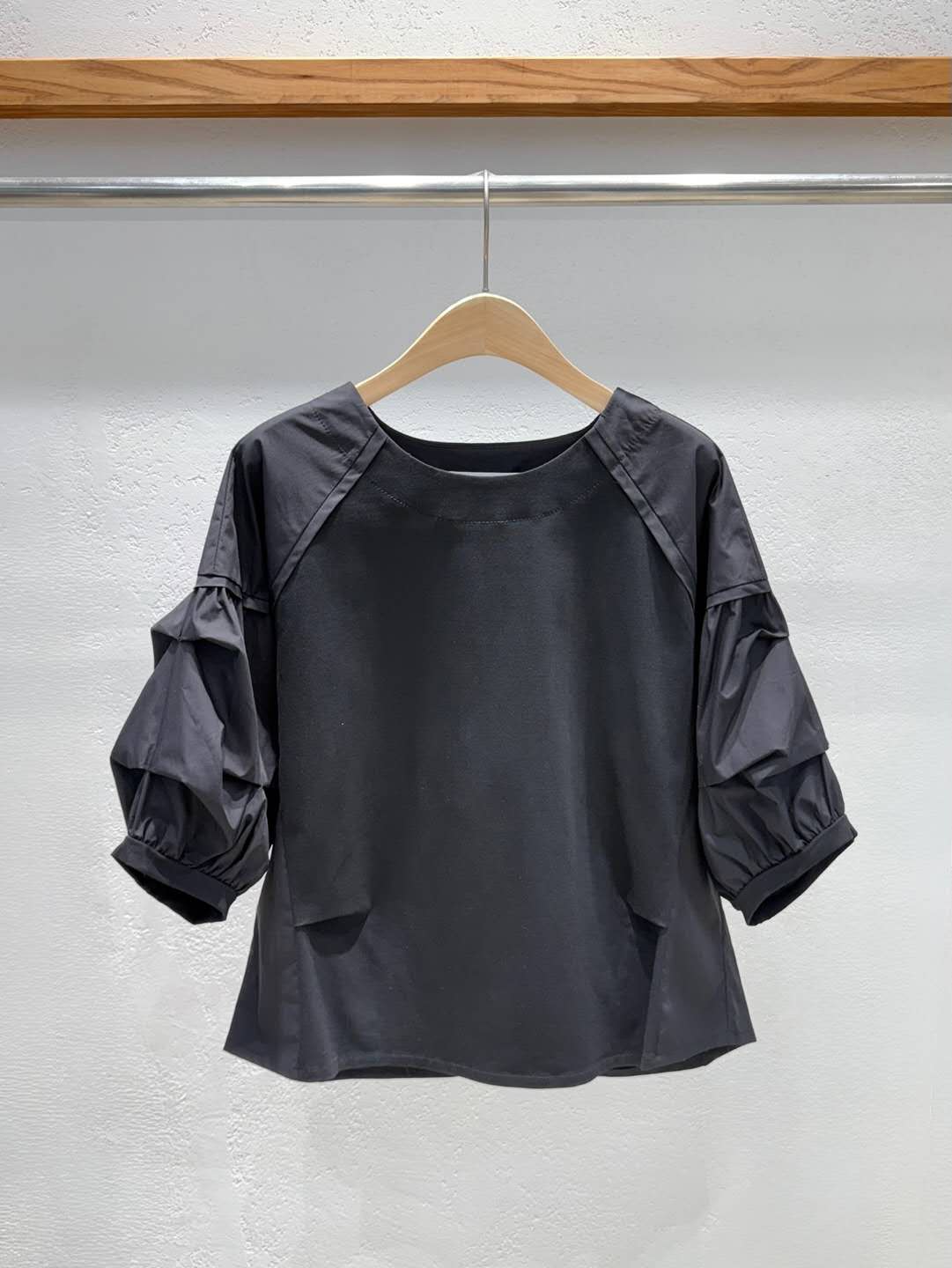 Loose-Fit Top with Structured Tiered Puff Sleeves‖ 立体层次感中袖设计宽松上衣 KR0171177