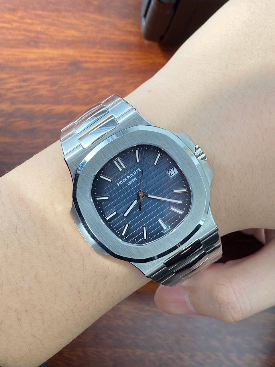 鹦鹉螺市场独家专用机芯，升级无噪音刻字版原版机芯🔥🔥 详细升级解读: 1.升级机芯全部精雕刻字，清晰不磨损，纹理做到极致。 2.升级自动陀片，采用瑞士超精密轴承，业界史无前例的安装陀片工艺。做到百分百降噪音。 3.原版机芯，无假夹版，无假摆轮，无假红宝石。WY-3k厂完整的复刻出3.3毫米的绝版高品质324SC机芯. 4..升级表盘刻度夜光超亮，而且整体做到和谐一致同步亮度。 5.鹦鹉螺经典蓝盘，目前改进与正品一致的颜色，秒杀其他工厂的表盘细节和做工。 6.日历窗口每一只手表做了水平正位，不出现偏斜遮挡。 7.把头调节档位顺畅度的多次调试，调试到最佳状态。使得升级版手雷调校时间和上链的手感畅顺 8.升级了整个手表厚度8.3毫米，完美实现全网最薄机械表，等同原装厚度。佩戴起来舒适无比。 9.重点强调324Sc机芯顺时针调日历，也就是由上往下调日历。注意辨析和正品一致。 10.调节时间的时候，拉表冠二挡。大秒针是不停止的。和正品也是一致。