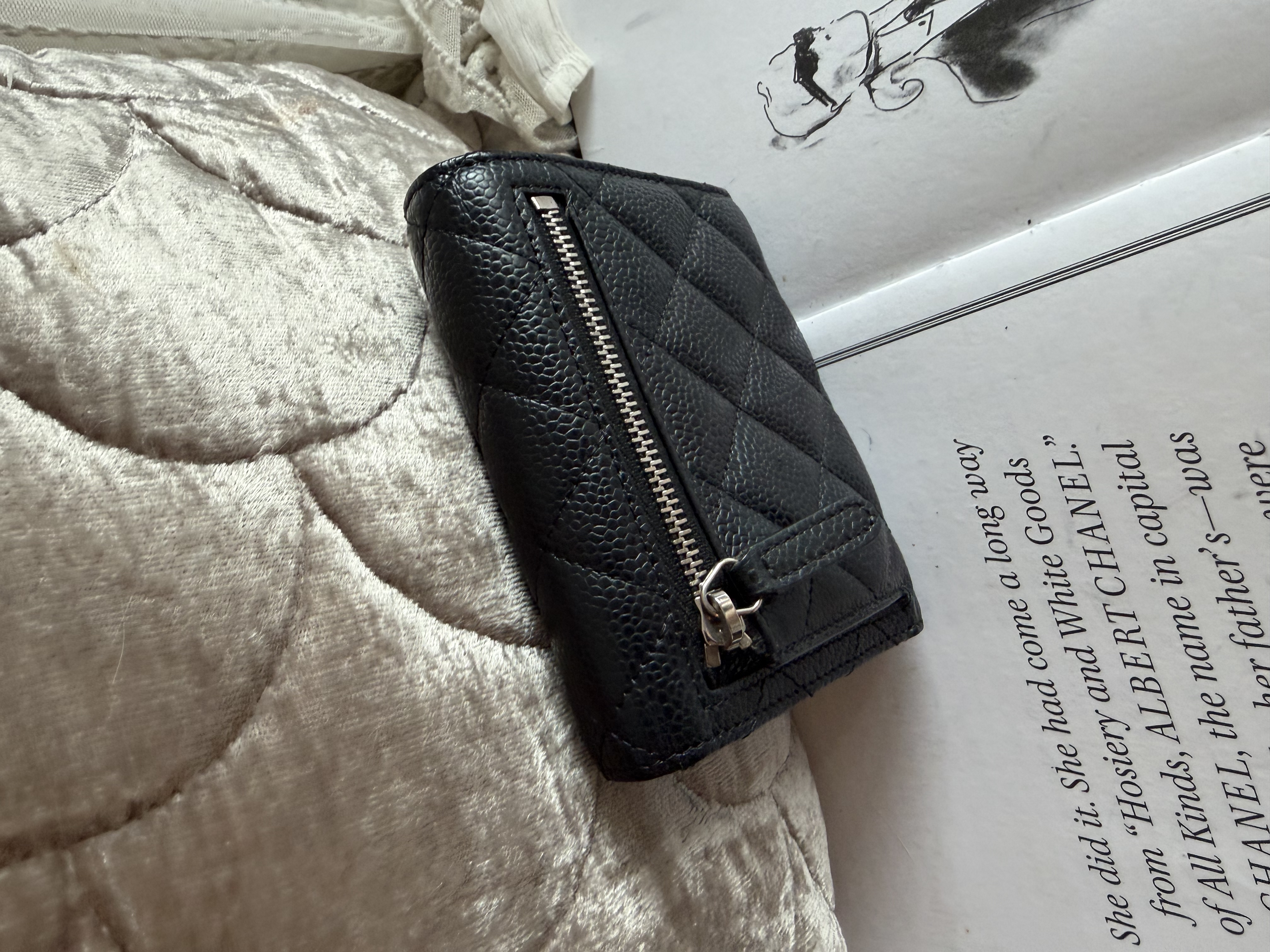 接近閑置 Chanel cc logo black caviar short wallet phw