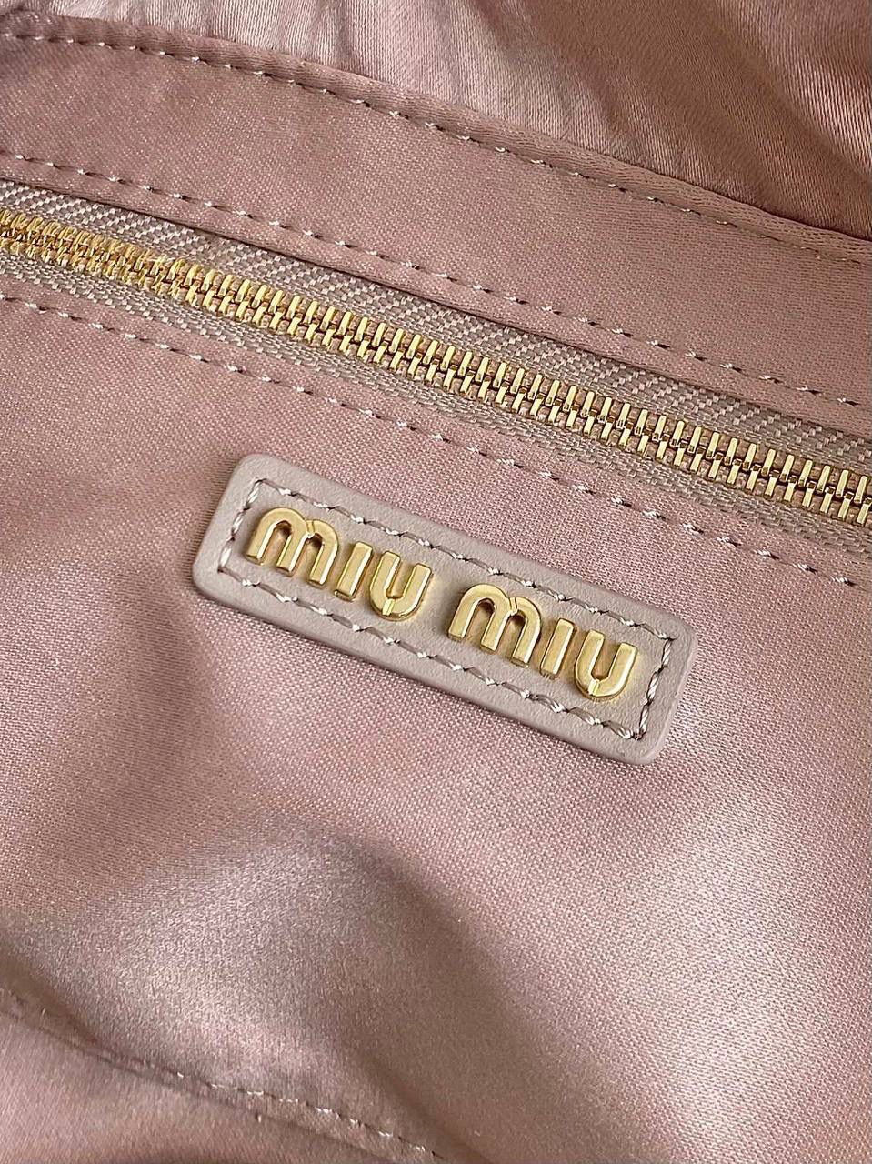 🈶奶茶色大号，🈶新版 𝗠𝗶𝘂𝗠𝗶𝘂保龄球，大爆款 这只太火了！贯穿了我所有的OOTD 又乖又奶又酷简直要焊在身上的程度！想要一只包搭子，必须得是你啊！！拎着它出现，姐妹绝对夸你很会买 是反复心动的小情包啊，时髦感爆表了 手拎斜挎都可以，大小号日常都刚好 霸占了整个时尚圈的当红辣子鸡 真的不够卖不够卖啊啊啊 迷你：19×10×5cm #F0011m 小号：22x10.5x7.5cm 大号：27x12x9cm