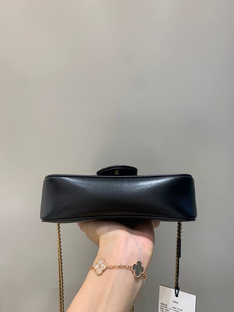 新背景实拍正品级 。经典款黑色16.5cm‼️ 销量王本尊，黑色绝对是最受欢迎的颜色，不分季节不分场合，想怎么搭配就可以随你心意，黑色皮料更能透出原厂皮质感，金色五金黑色皮料简直就是灵魂搭配，这个颜色你们每一个人都要入‼️ 型号476433；尺寸16.5/10/4cm