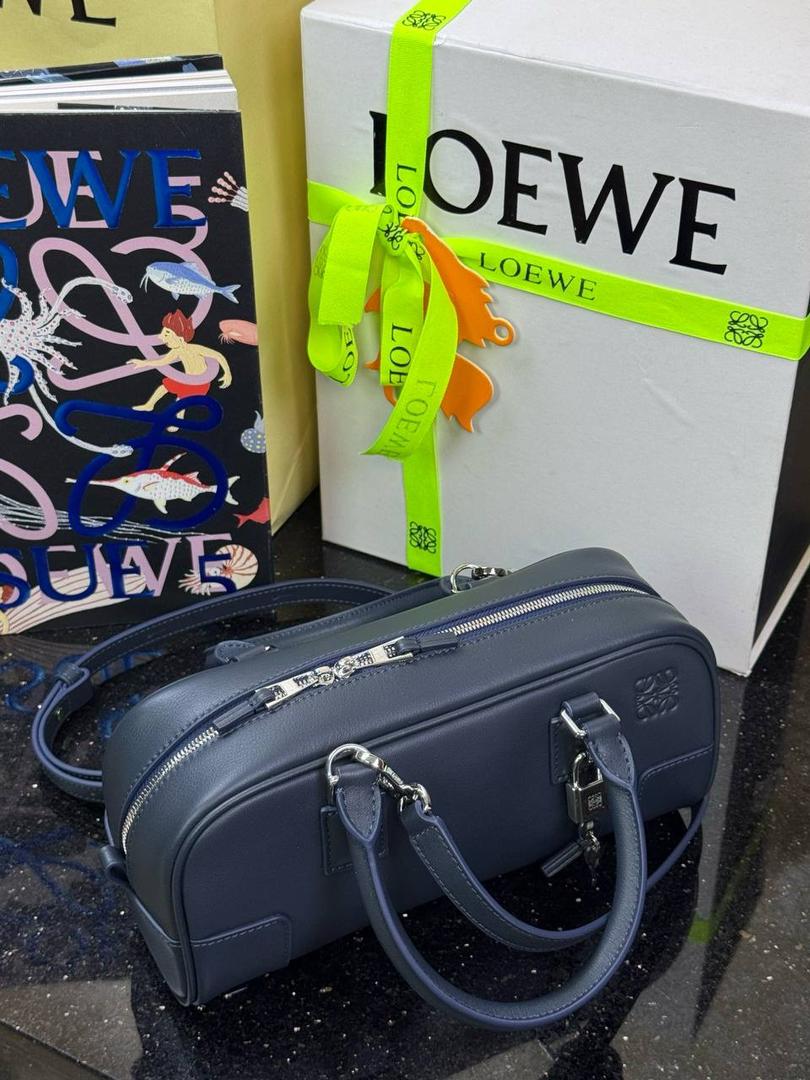 🎈𝗔𝗺𝗮𝘇𝗼𝗻𝗮 23 𝗖𝗿𝗼𝗽𝗽𝗲𝗱保龄球包 ——【杨幂同款‼️独家新品】 尺寸：𝟮𝟯-𝟏𝟏-𝟏𝟎𝗰𝗺 编码：012404 【配全套礼盒】 颜色：深海军蓝 ❤️采用超柔纳帕小牛皮•延续标志性𝘈𝘮𝘢𝘻𝘰𝘯𝘢标识搭配小挂锁🔒作为新图标•重塑为修长法棍比例。 ❤️外部双拉链设计•搭配可调节可拆卸的长肩带•多样化背法😎容量大•小巧包型为当下时尚之追求。