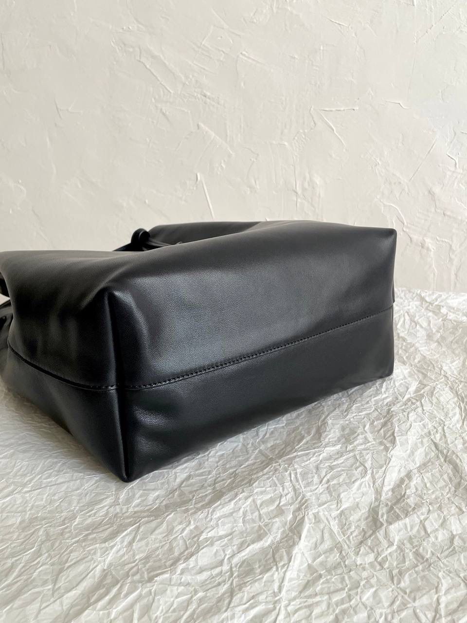 ys1 paris vii羊皮抽绳水桶包🕋 我好爱小羊皮的手感啊 摸着像婴儿皮肤一样柔软 居然被一只包包治愈了 这两年ys1的tote可以说是一骑绝尘 颜值上真心秒杀其他牌纸的托特包 这只水桶包既保留了他家飒爽姐姐风的调调 软软的包身又综合了一部分"杀气"，哈哈哈 两种背法，可腋下，可斜挎～ 容量方面就更不用担心了 托特该有的功能它都有 特别是又大又轻这一点！ 这可不是什么托特都能做到的😌 30×24×12cm804302m