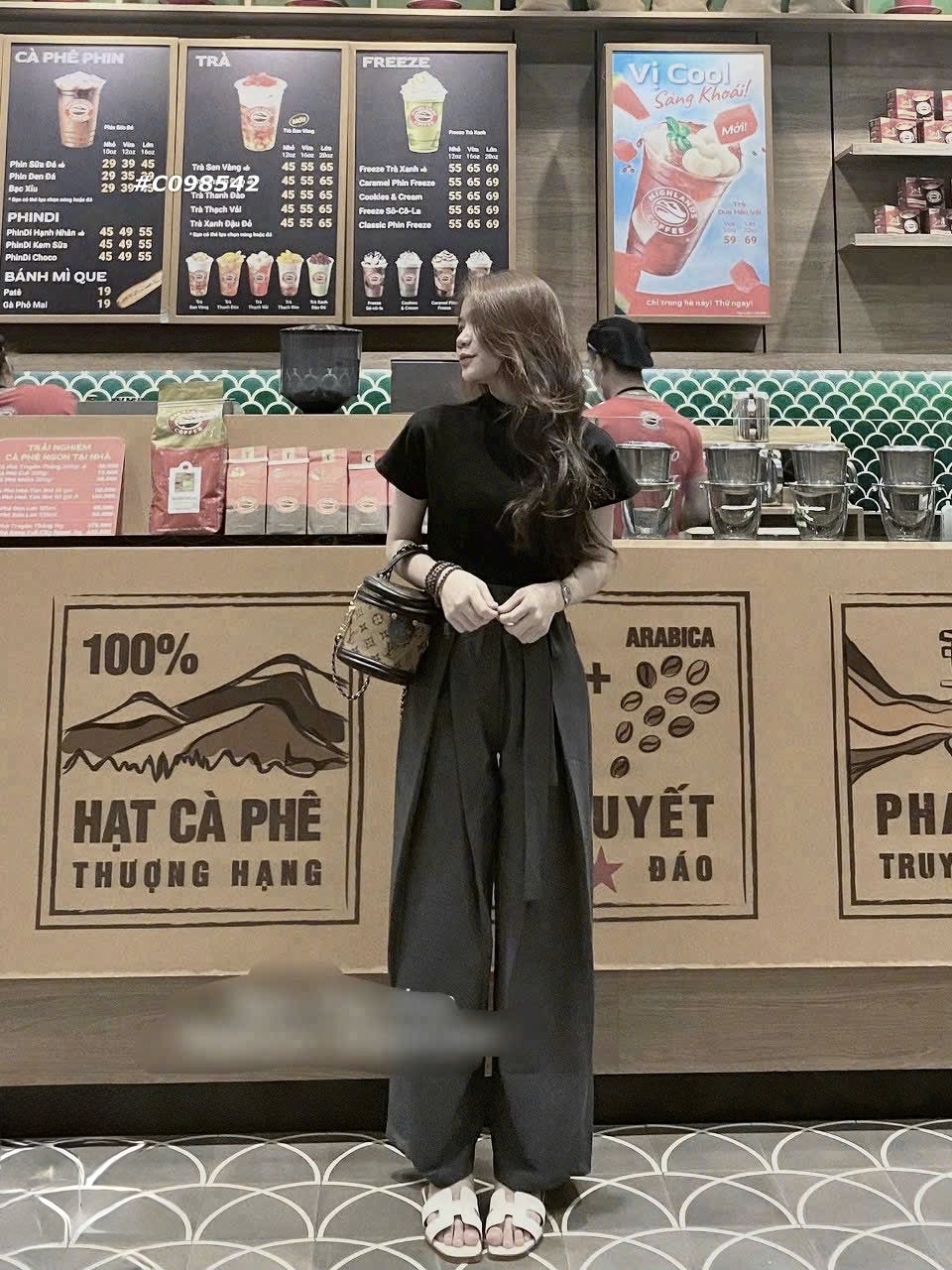 白色上衣搭配西装裤高腰两件套