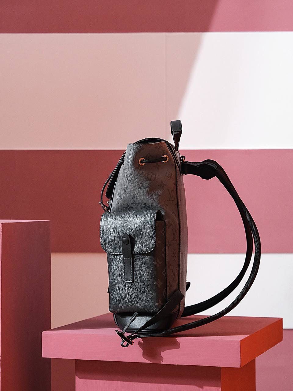 𝐂𝐇𝐑𝐈𝐒𝐓𝐎𝐏𝐇𝐄𝐑 小号双肩包🎒✨ 尺寸:32*39*12cm 𝒄𝒉𝒓𝒊𝒔𝒕𝒐 𝒑𝒉𝒆𝒓小号系列！ 一款男女通用的双肩包，非常适合户外使用的日常包款，其富有吸引力的设计风格颇具品味，轻松满足日常出行容量，可放笔记本电脑，书籍，文件等，垂盖开合按扣束绳，更富有层次与复古气息，几乎百搭的包型！利用率超高一款，日常通勤和外出旅行必备，重点不挑任何身高！🥰