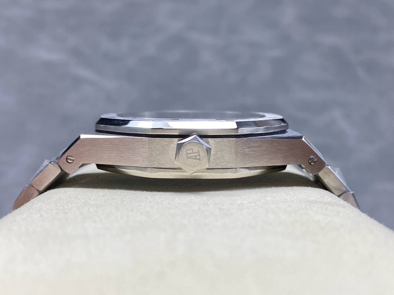 🚀AP爱彼 皇家橡树26591IP系列男士腕表，两针半 震撼上线：后盖升级透底，采用2953升级版机芯， 成就钢表巅峰—— 实力演绎 卫冕“钢”王！【5大精妙之处】 1.正品拆解开模，尺寸为42×11.3毫米与正品一致！ 2.完美还原正品表壳的每一处细节，尽显正品“棱角分明 坚毅果敢”的阳刚气质。 3.钢带的做工无可挑剔，比市面上任何钢带表做工均要更上一层楼，钢带头粒和表头衔接的“缓冲带”的松紧程度与正品一模一样，(可选配钢带款，胶带款) 4.爱彼2953升级版机芯，稳定，优秀，更真实。 5.表盘的“饼干纹理”立体饱满 搭配白金荧光时标和Royal Oak皇家橡树指针，体验精妙 感受不同！必属精品