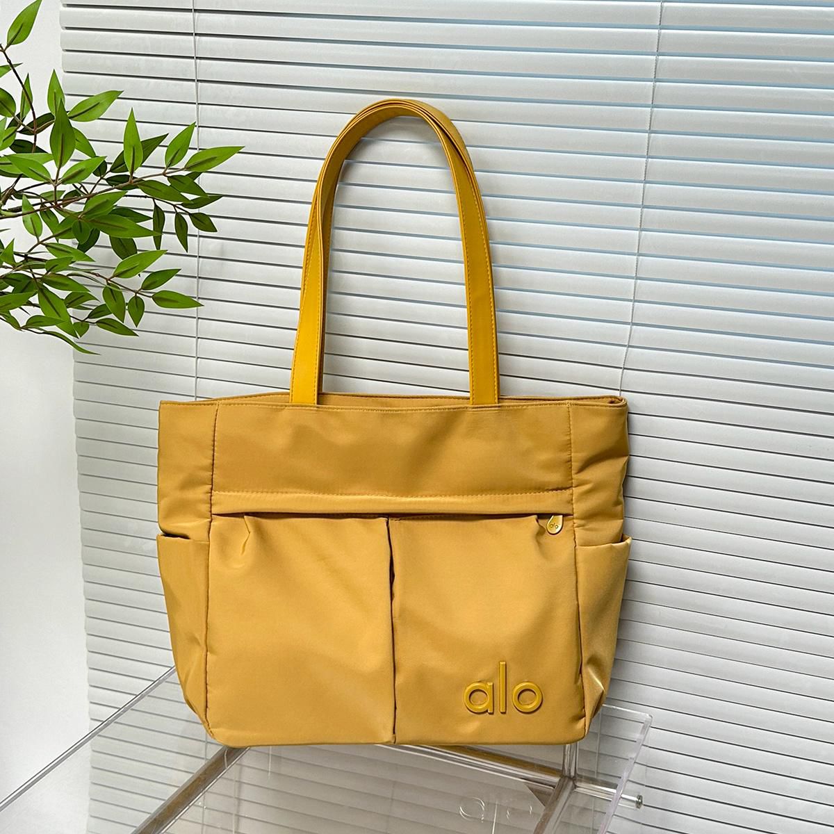 $88隻。2隻起$78隻。Alo尼龍大容量tote bag