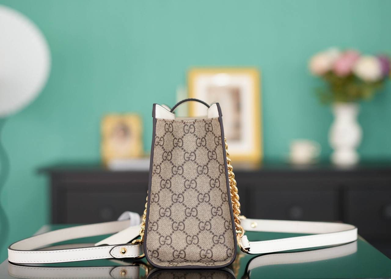 🥯Padlock系列GG小号肩背包 老花白色 26cm 休闲、随意、有范 且非常大牌的款真的非Padlock这款购物袋不可 通勤风，小号容量也非常OK 包身轻便，非常适合上班族！ 官方款号 498156 尺寸：26x18x10cm