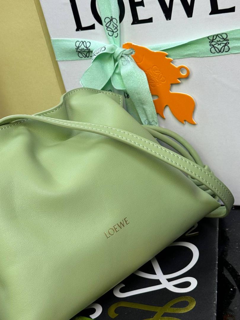 全新升级—迷你𝙁𝙡𝙖𝙢𝙚𝙣𝙘𝙤出货啦✅ ❤️升级版福袋正面新增品牌烫金𝙇𝙤𝙜𝙤代替压印𝙇𝙤𝙜𝙤，肩带加宽同时增加两侧狗扣五金代替原本皮穿扣肩带，精致又便捷🥰 ❤️独家定制皮料五金，小牛皮皮质手感十分柔软且耐用，肩带🉑拆卸🉑调节，多种背法任你选择，容量超大，日常出行必备😍 ❤️独家品控，完全对版细节，全套礼盒🎁包装给你满满的仪式感🥰 迷你尺寸：𝟐𝟑 𝟗-𝟏𝟖-𝟗𝐜𝐦 款号：052030浅梨色