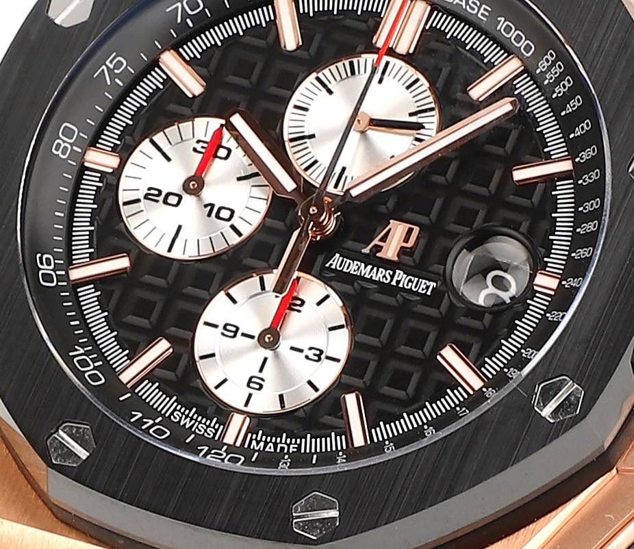 爱彼皇家橡树离岸型横空出世🔥💯引用全新的彩色陶瓷锻造技术，表壳与圈口的选料，不惜重本使用日本进口的氧化锆，无需任何颜料，以超高的压力与超高的温度锻造，形成超高密度的彩色陶瓷，再经过百里挑一，确保每一个成品都与原版毫无色差！CNC级别的打磨，将整一个表壳的边边角角完美处理，即使陶瓷，也做到毫不割手。圈口的拉丝，经过顶级的打磨技术，做到每一丝每一线都毫无断续，每一颗六角螺丝都与表框处在同一平面，拒绝一丝一毫的凸显与凹陷，诠释了何为顶级的复刻工艺！