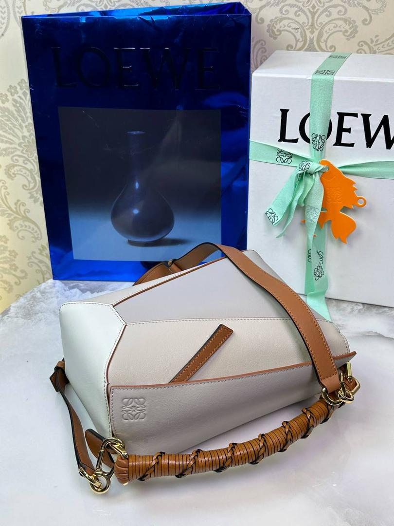 🎈最新编织手腕𝙋𝙪𝙯𝙯𝙡𝙚 ——【灰兰拼色】 尺寸：𝟐𝟒-𝟏𝟎.𝟓-𝟏𝟔.𝟓𝐜𝐦 编码：062405 ♥️以罗家经典几何设计，搭配独特的编织手腕，人字纹里布。 ♥️容量大，经典百搭，可拆卸肩带，有单肩，斜挎，手提等多样化背法。随性时髦洒脱，实用性强。 ♥️独家背景➕独家品质➕独家全套砖柜礼盒套装，市场高端品质皆在我手✌🏻