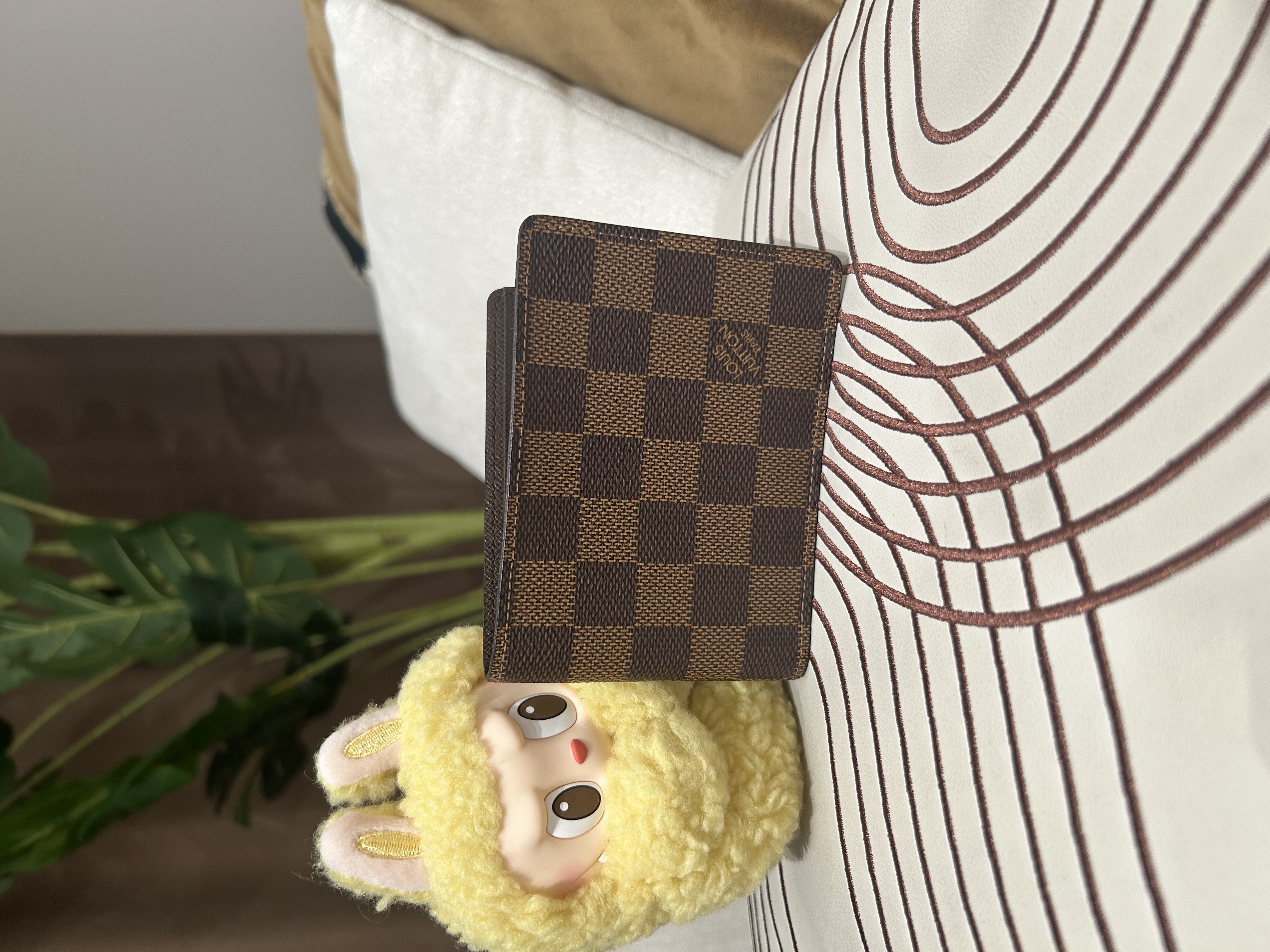 Lv wallet  100%Authentic ,95%new ✅box   