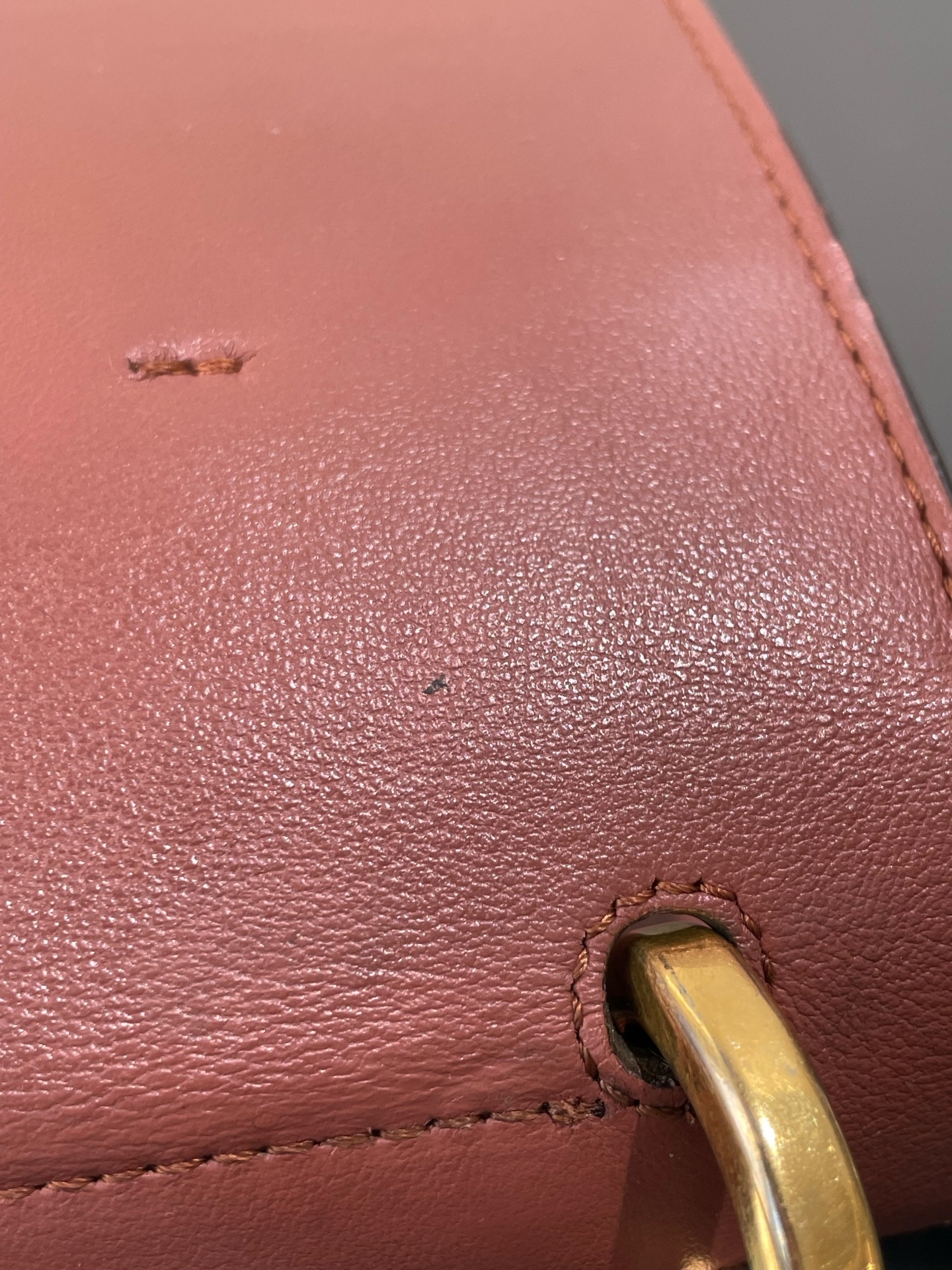 【預訂貨品】Fendi 豆沙色油蠟皮復古郵差包