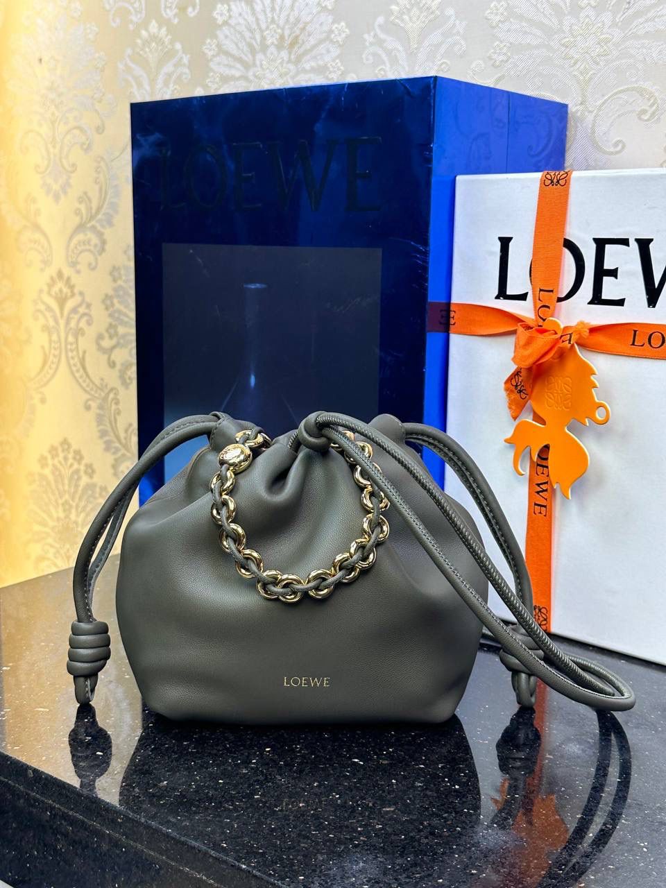 🎈迷你链条款𝙁𝙡𝙖𝙢𝙚𝙣𝙘𝙤 𝙋𝙪𝙧𝙨𝙚羊皮 ——【卡其绿】 尺寸：𝟐𝟑.𝟓-𝟓-𝟏𝟕𝐜𝐦 编码：062347 👉🏻延续福袋收缩绳褶皱设计，羊皮包身手感细腻柔软❤️ 👉🏻链条肩带➕皮肩带的双肩带设计，时尚百搭，给足了集美们多样化的选择。肩带可拆卸可调节，磁扣开合，正面烫金𝙇𝙤𝙜𝙤，呈现出高贵典雅的视觉感😍 👉🏻独家背景➕独家品质➕独家全套砖柜礼盒套装，市场高端品质皆在我手✌🏻