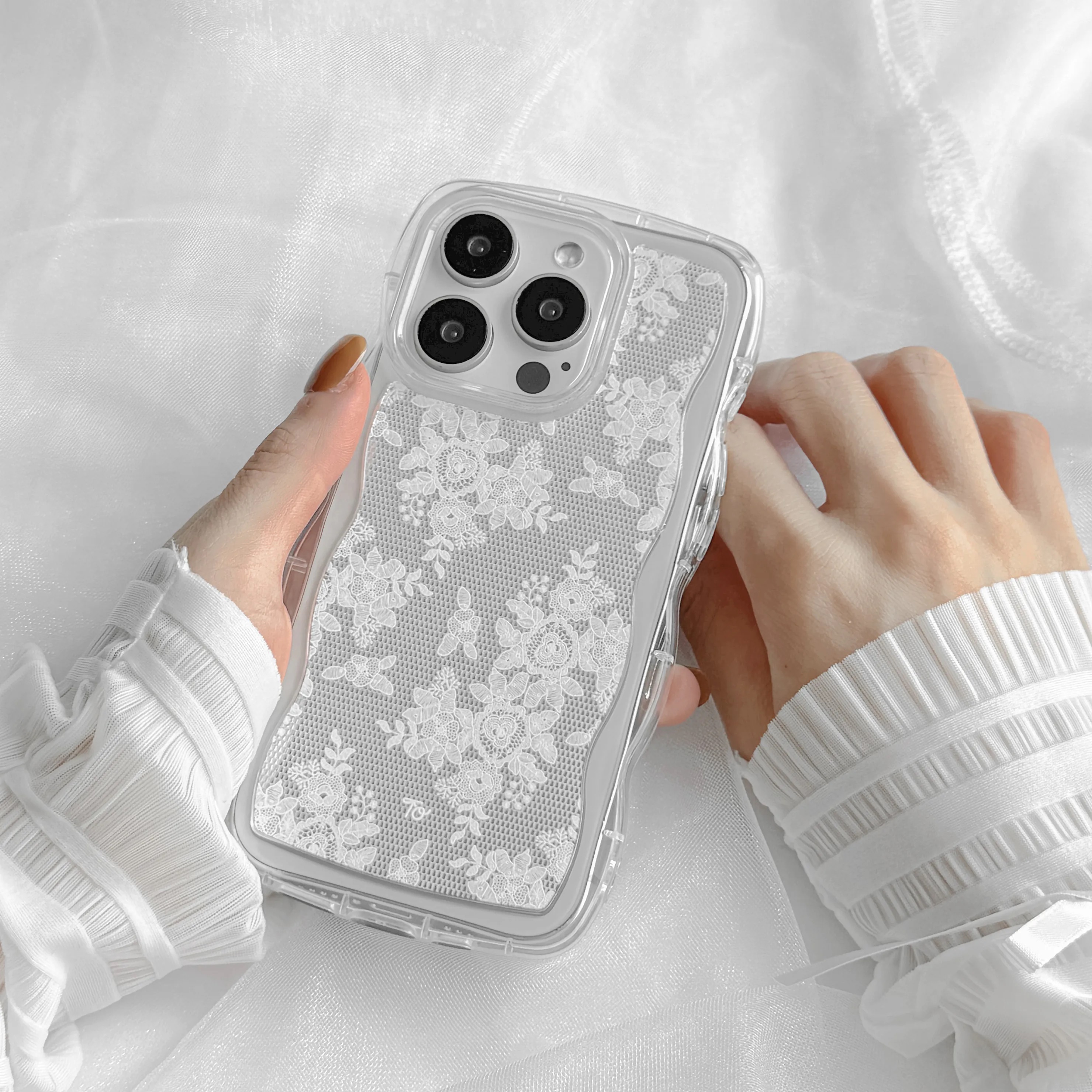 【Perfect in White Lace  】波浪邊框鏡面 iPhone Case