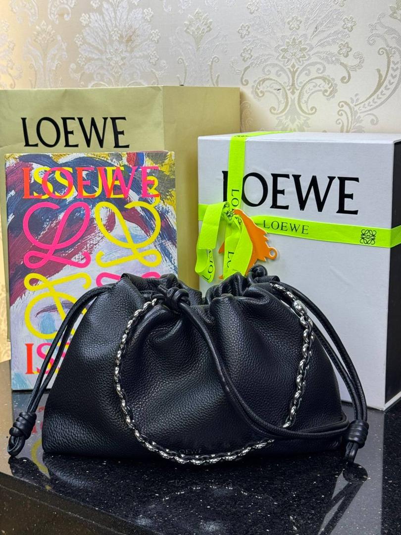 🎈中号链条款𝙁𝙡𝙖𝙢𝙚𝙣𝙘𝙤 𝙋𝙪𝙧𝙨𝙚鹿皮 ——【黑色】 尺寸：𝟯𝟬-𝟭𝟬.𝟓-𝟮𝟬𝐜𝐦 编码：012403 【配全套礼盒】 👉🏻延续福袋收缩绳褶皱设计•羊皮包身手感细腻柔软❤️ 👉🏻链条肩带➕皮肩带的双肩带设计•时尚百搭•给足了集美们多样化的选择。肩带可拆卸可调节•磁扣开合•正面烫金𝙇𝙤𝙜𝙤•呈现出高贵典雅的视觉感😍 👉🏻独家背景➕独家品质➕独家全套砖柜礼盒套装•市场高端品质皆在我手✌🏻