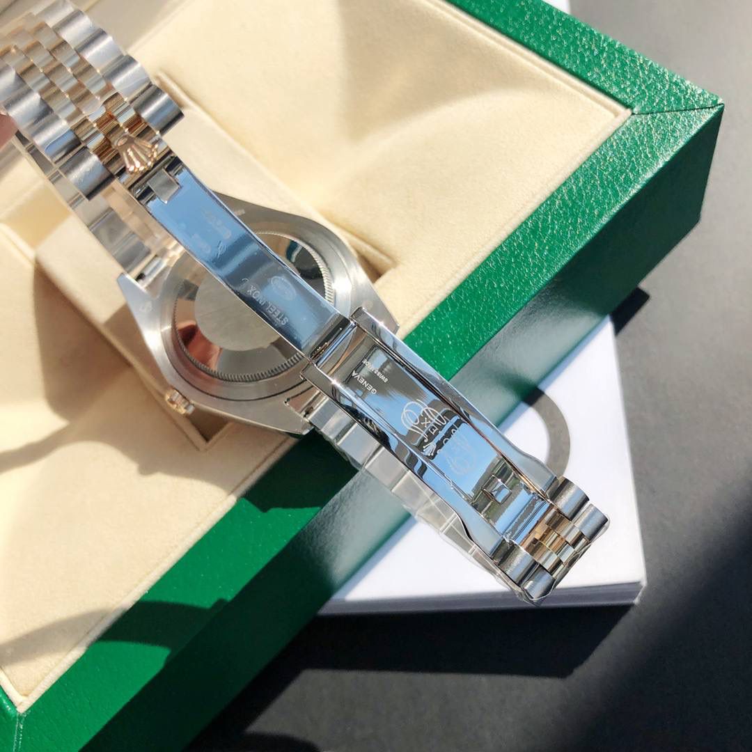 ROLEX- 劳力士日志型！男款41mm完美尺寸。女款36mm尺寸。劳力土专利的Glidelock带扣，这种表扣的好处是潜水员即使穿着潜水衣，也可无须使用任何工具便能轻易调校表带；带扣下的坚固齿状部件可以每小节2亳米的长度，将表带延长至20亳米。蓝宝石镜面，超强夜光，表壳表带做工打磨非常精细，处处彰显细节成就的经典！配全套顶级包装！