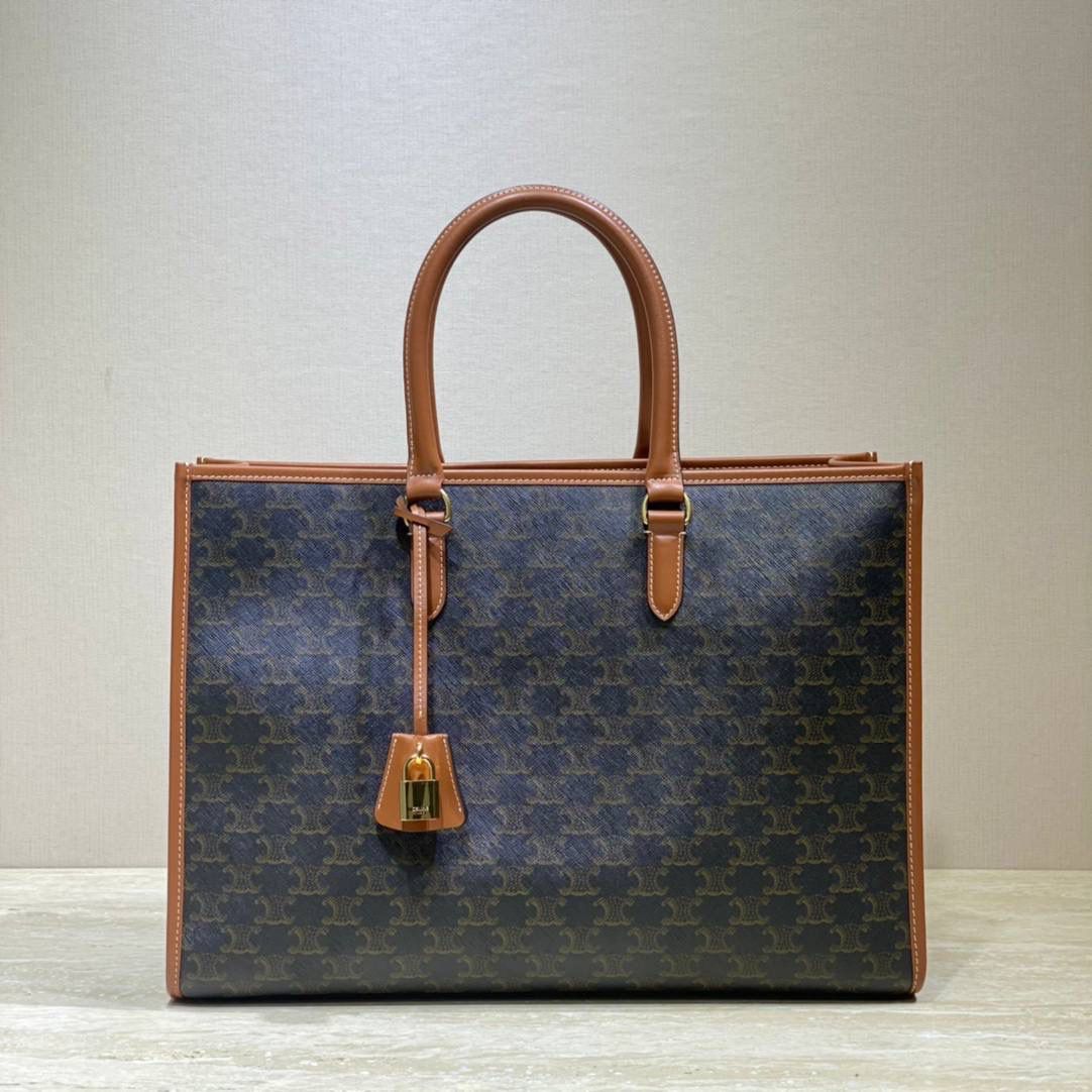 🔥大货实拍图 𝗖𝗘𝗟𝗜𝗡𝗘 ♥ 𝗧𝗥𝗜𝗢𝗠𝗣𝗛𝗘 𝗖𝗔𝗕𝗔𝗦 𝗧𝗢𝗧𝗘 型号：197912 尺寸：43*30*10cm