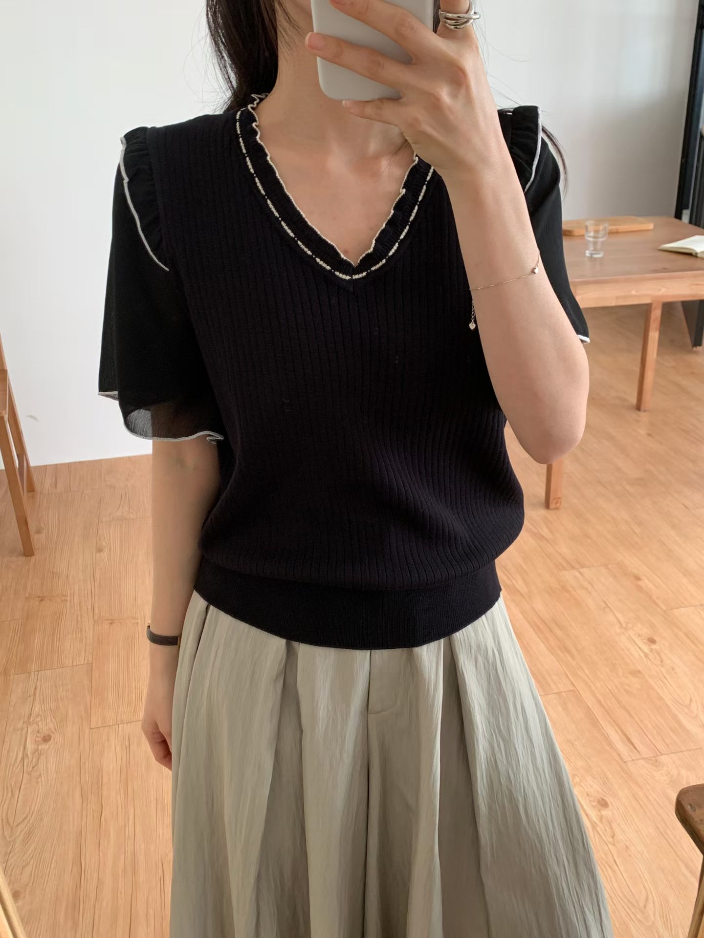 CT12 韓系木耳邊V領針織top