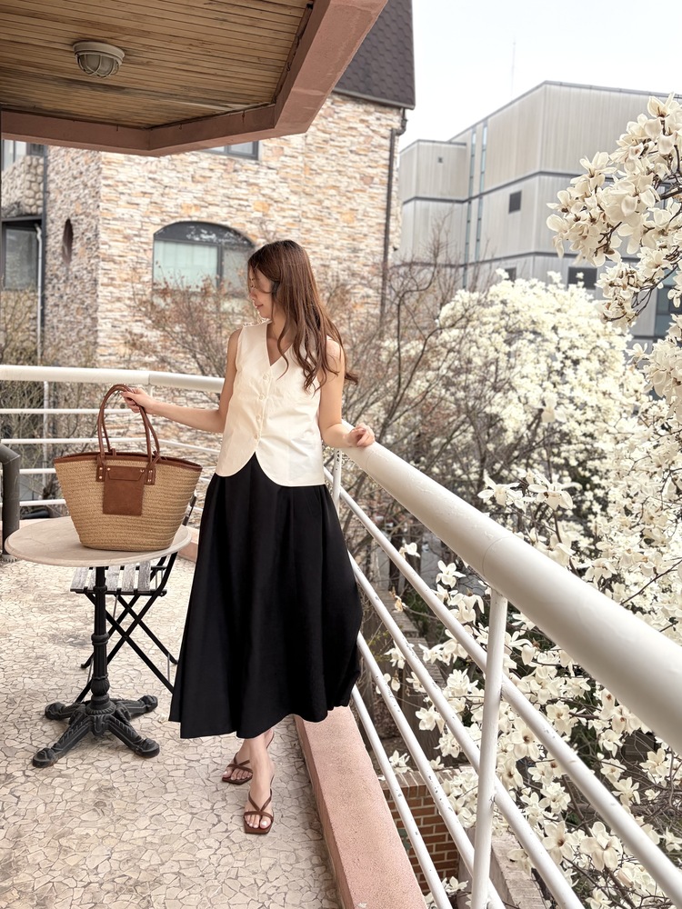 Front-Slit Midi Flare Skirt (Black)