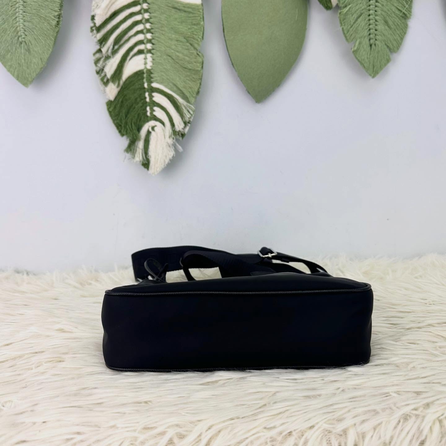 PRADA 🤍PRE OWNED Re-Edition 3 in 1 復刻版黑銀尼龍袋 單肩斜肩腋下包🖤