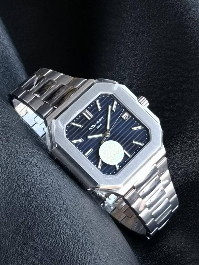 百达翡丽 方形 新系列CUBITUS 5821腕表 亮点特色：1️⃣机芯:搭载定制9015改Cal.26-330 SC一体机，调时不停秒，调时不停秒，摆轮位置均与正品一致，自动上链机芯。2️⃣钢带:316L定制级人体工程学表带，新扣款式。3️⃣表壳:尺寸45毫米厚度仅8.3mm，为表壳对角线长度(即10点位至4点位),因为表壳近似于方形，上下边的宽度会小于这一数值，所以视觉效果并不是很大。 搭配上，5821属于运动风格腕表，日常搭配正装和休闲风格也可以。