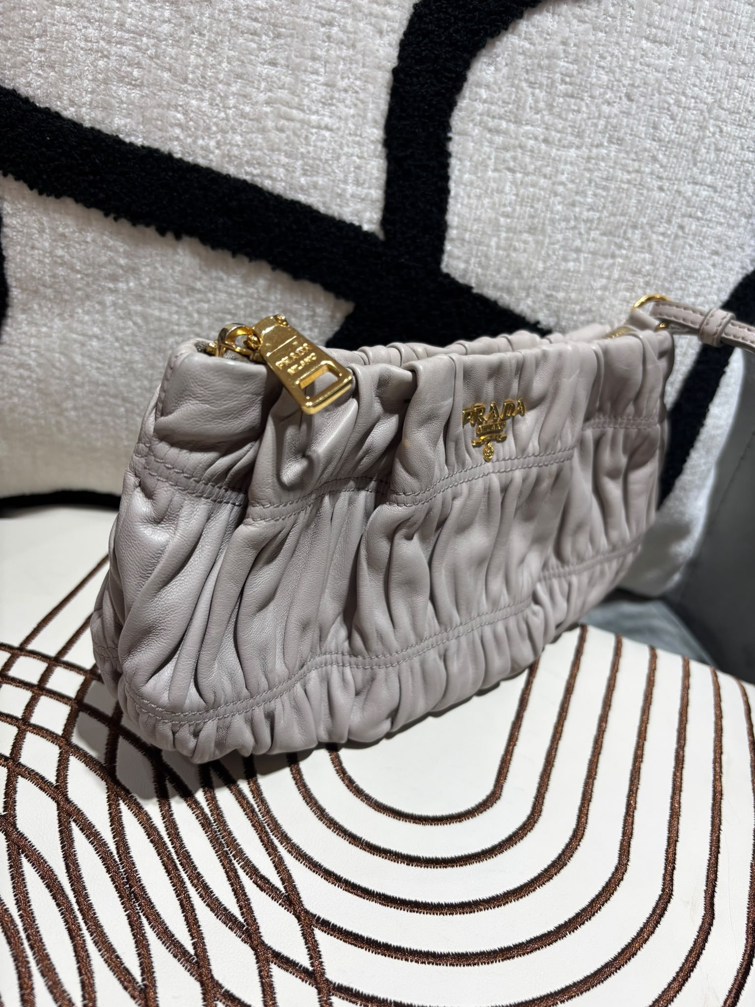 Prada pouch grey灰色clutch bag 100%Authentic ,95%new