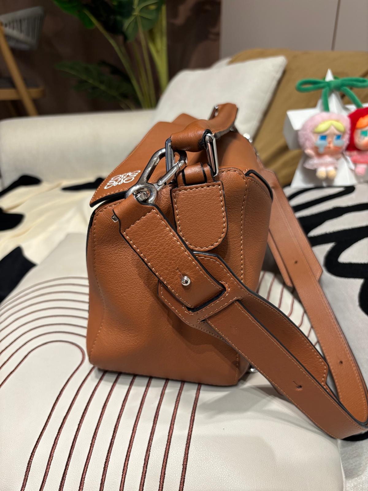 Loewe Puzzle Medium Tan 100%Authentic, 95%New ✅Dust bag