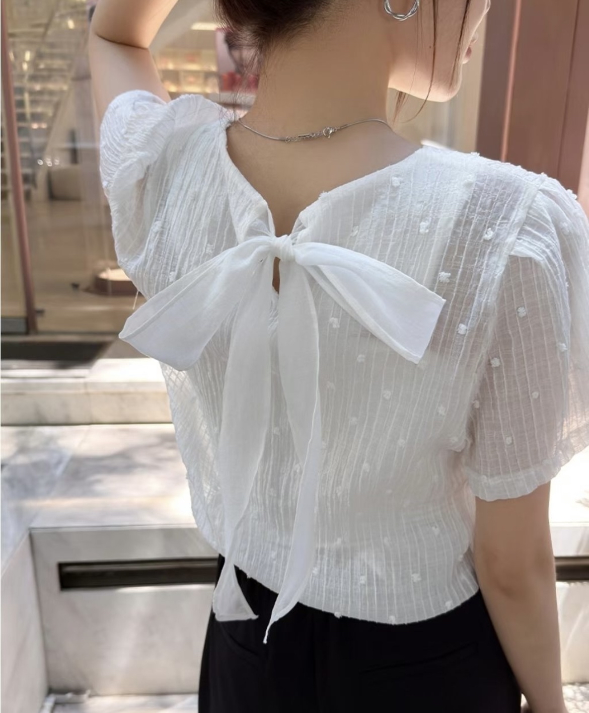 ❥ 半 透 點 點 後 蝴 蝶 結 襯 衫 。