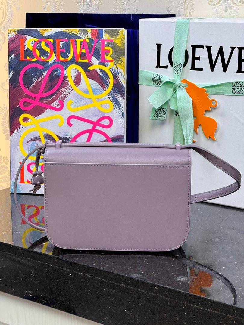 🎈单色釉𝘎𝘰𝘺𝘢*缎面皮 —【藕粉紫釉到货✅】 尺寸：𝟏𝟗-𝟔-𝟏𝟑.𝟓𝐜𝐦 编码：262123 【配全套礼盒】 ✅汲取古代单色釉瓷器色彩灵感，全新打造𝘓𝘰𝘸𝘦*单色釉系列。该款采用缎面丝绸牛皮搭配内里纳帕羊皮，手感丝滑细腻。正面立体膨胀𝘈𝘯𝘨𝘳𝘢𝘮 𝘓𝘰𝘨𝘰设计搭配陶瓷小兔子挂饰，堪称时尚界的艺术品。 ✅磁扣开合，内部3个隔层设计，以及按扣和背面小侧袋，收纳方便➕安全感满分，能装，好搭。