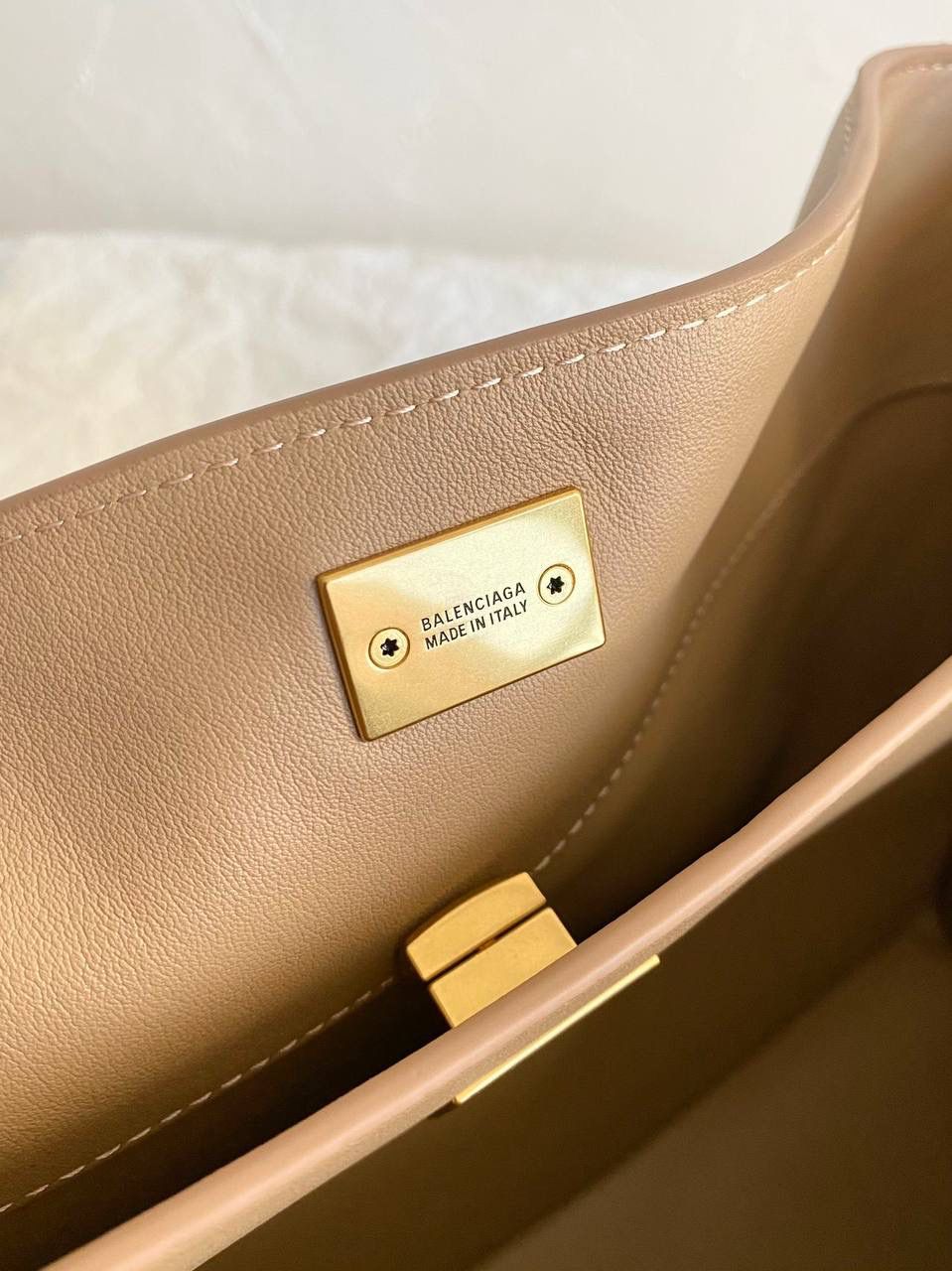 销量王🔥 ba1enciaga rodeo中号奶茶色🏉 准准的大爆款，大家都知道吧 哎呀，每次遇到这种超好看的大爆款 就很想在买版的那一刻 就立马能开发出来给你们背！ 去专柜试背了一下三个尺寸 160的个子觉得小号中号都可以 小号更优雅气质，手提斜挎都好看 中号就更松弛慵懒，腋下背好看！ 中号是可以放a4书本和13寸的笔记本的 163以上，喜欢大包的姐妹果断敢敢的冲大号！ 中号：35×23.3×10.9cm789772m 小号：28.9×20×9.9cm789779m mini：23×17×9cm795456m