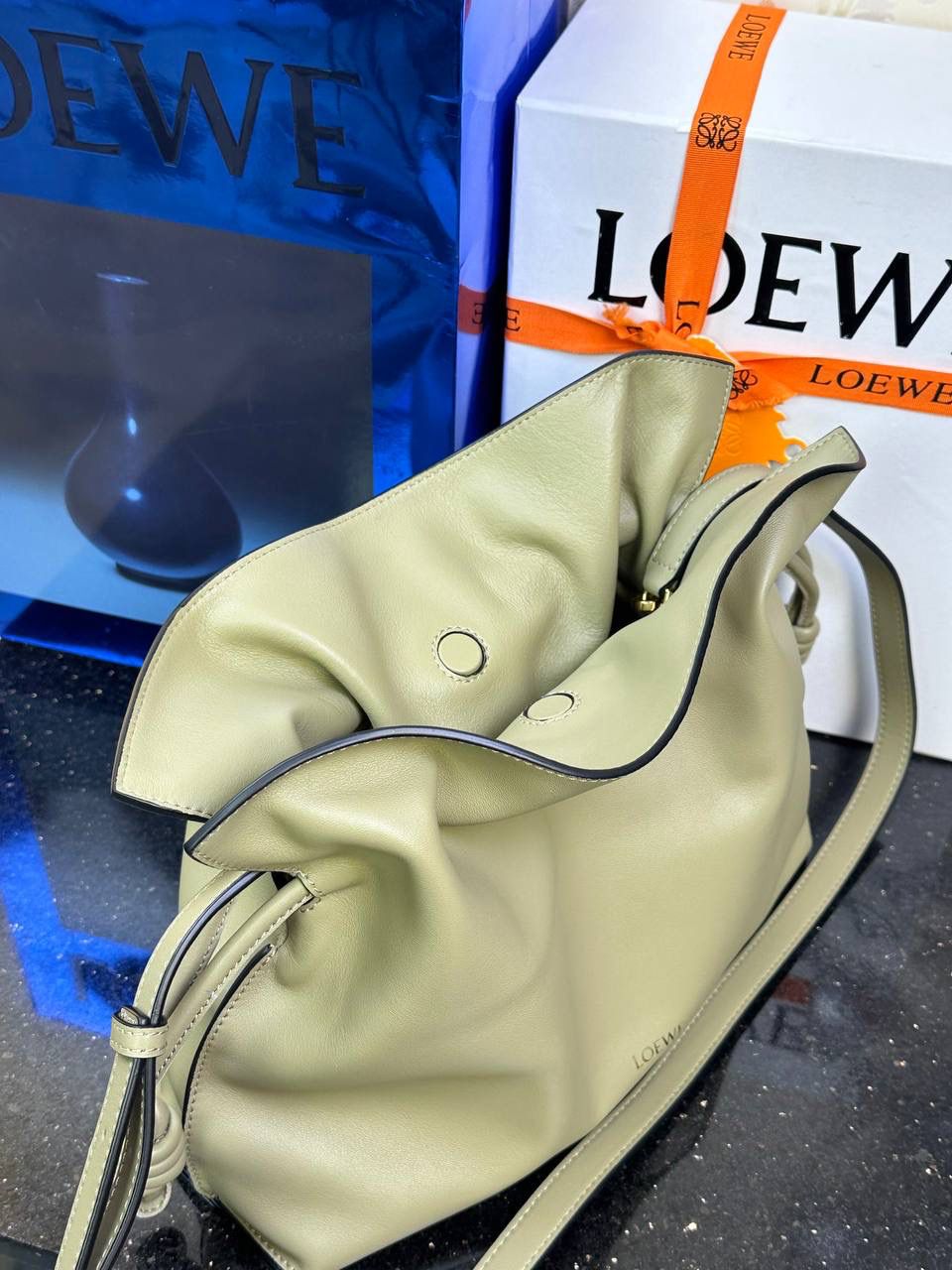 全新升级—中号𝙁𝙡𝙖𝙢𝙚𝙣𝙘𝙤出货啦✅ ❤️升级版福袋正面新增品牌烫金𝙇𝙤𝙜𝙤代替压印𝙇𝙤𝙜𝙤，肩带加宽同时增加两侧狗扣五金代替原本皮穿扣肩带，精致又便捷🥰 ❤️独家定制皮料五金，小牛皮皮质手感十分柔软且耐用，肩带🉑拆卸🉑调节，多种背法任你选择，容量超大，日常出行必备😍 ❤️独家品控，完全对版细节，全套礼盒🎁包装给你满满的仪式感🥰 中号尺寸：𝟑𝟎-𝟐𝟒.𝟓-𝟏𝟎.𝟓𝐜𝐦 款号：052028 黏土绿/新【配全套礼盒】