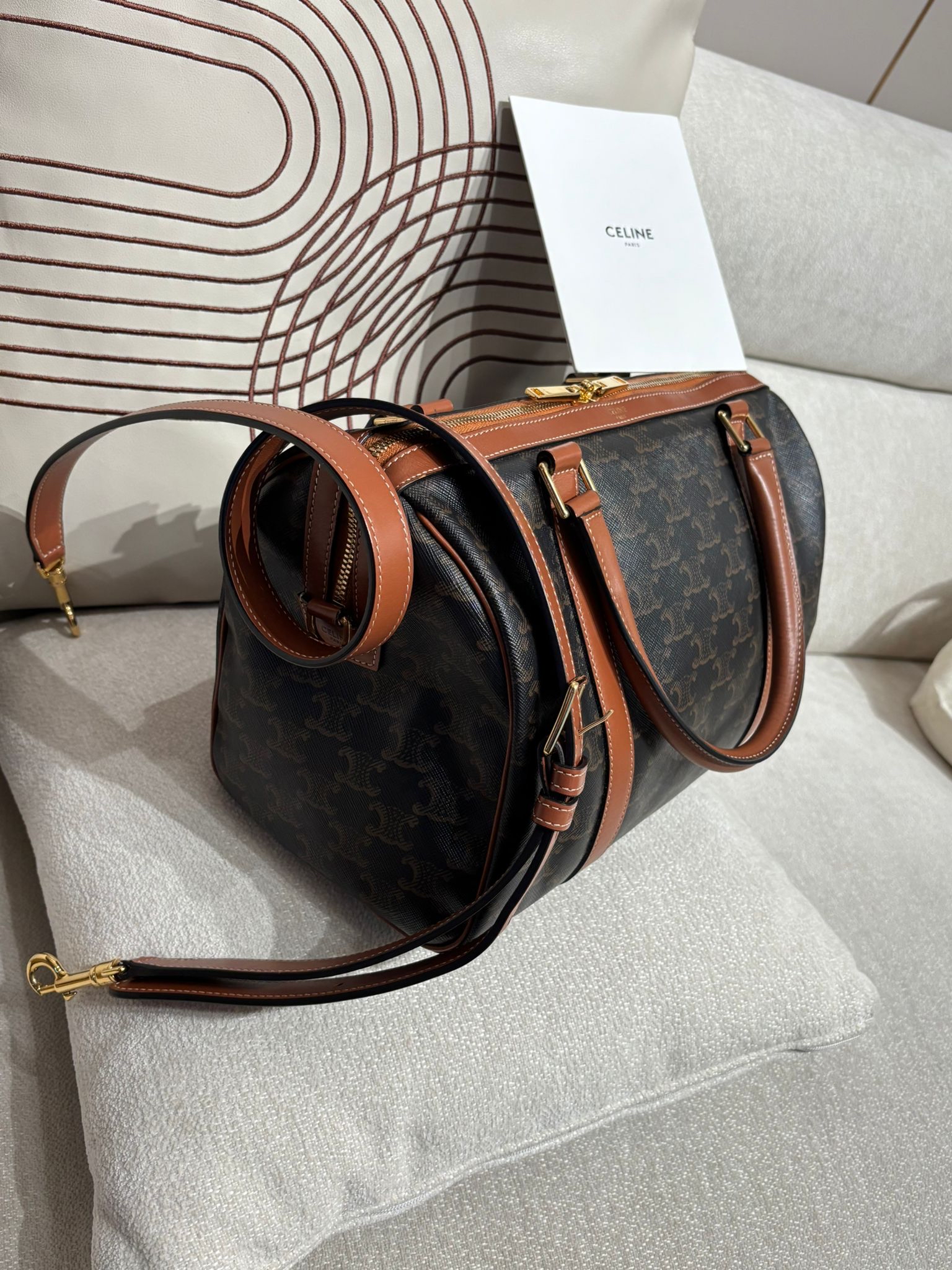 Celine Medium Boston Bag 100%Authentic, 98%New ✅收據✅Key Lock✅Dust bag