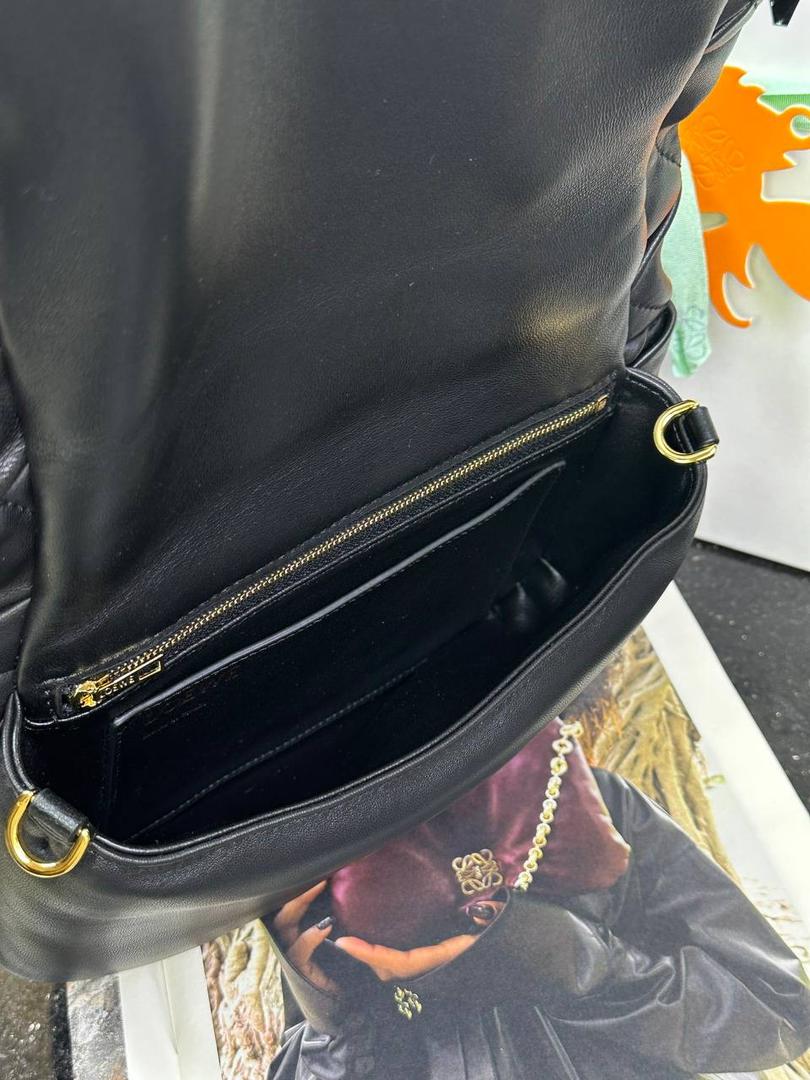 👉🏻羊皮【𝘗𝘶𝘧𝘧𝘦𝘳 𝘎𝘰𝘺𝘢】 —黑色❤️ 编码：012122 尺寸：𝟐𝟑-𝟗-𝟏𝟕𝐜𝐦 ❤️采用轻柔纳帕小羊皮，经过裁剪、缝制和手工编织制成，内里一个主要隔层，一个拉链口袋和一个插袋。 ❤️配有可拆卸的金属甜甜圈链条和一条可拆卸可调节的皮革带子。可肩背和手拿