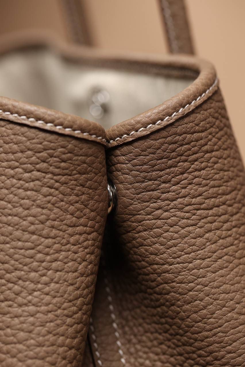 Hermes 爱马仕 Garden Party 30 大象灰花园包👜✨ 尺寸：30*20*13cm 花园包独家渠道货，独家欧洲原厂皮原厂五金组装ZP尾单货，独一无二的天花板渠道货 面料是采用法国原厂的Togo皮，纹路清晰，颗粒感饱满，手感细腻，扑鼻而来的香味，爱不释手 版型真的是决绝子 喜欢大包的就入手吧 😍🤟🏻