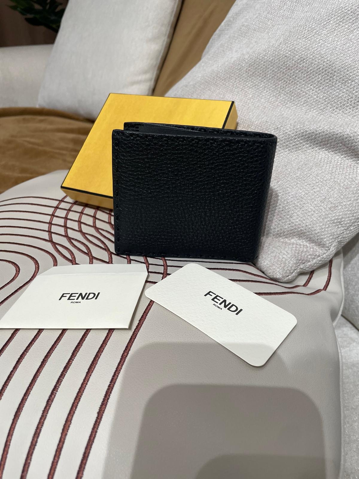Fendi Bi-fold wallet Calfskin 黑色小牛皮短銀包 100%Authentic,未使用品✅box