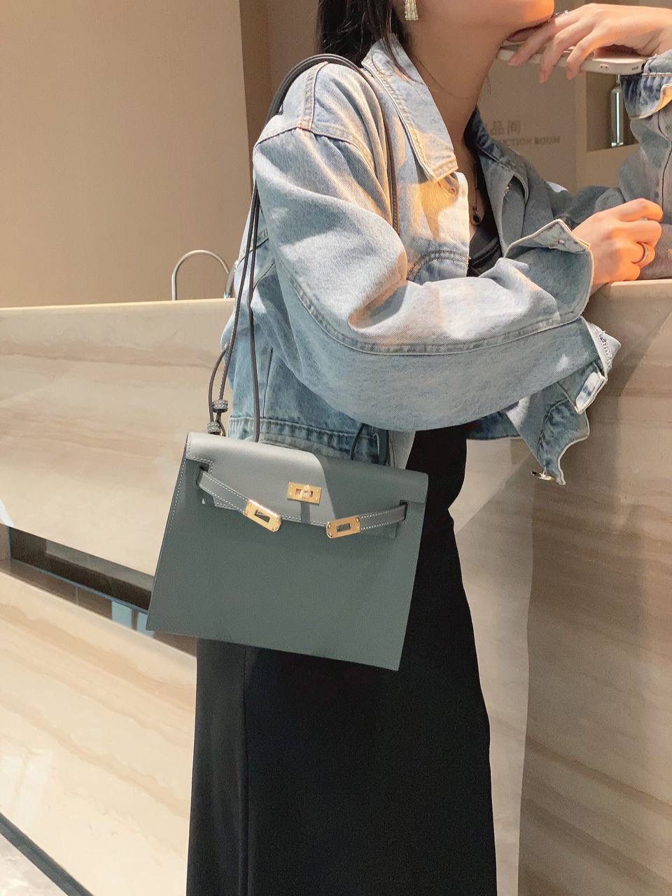 『杏仁绿·金』 ‘’Kᴇʟʟʏ ᴅᴀɴsᴇ • Evercolor 🎀 时尚圈就是一个圆！ 最厉害的就是六种背法： 斜背、侧背、肩背、腰包、背包、手包 集美们一定要安排起来‼️ 22Cm