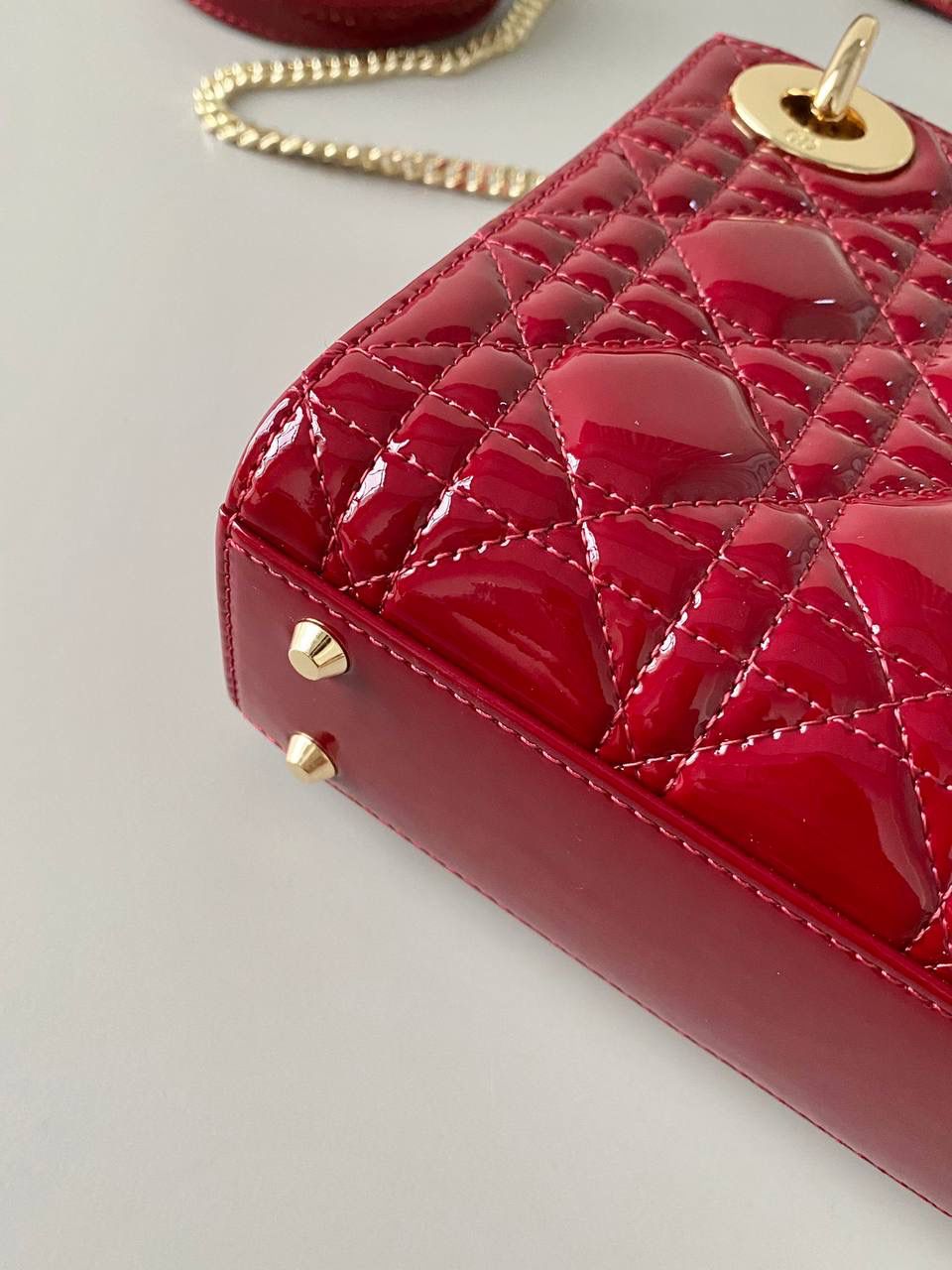 红金❤️‍🔥𝗗𝗜𝗢𝗥 𝗟𝗮𝗱𝘆三格漆皮款 全面升级，终极版本 经典款真是爱不释手毫不夸张 春夏秋冬四季包 优雅气质 可甜可咸 漆皮材质更是精致 高级感扑面而来 两条肩带，自由切换风格🌟 17×15×7cm 5310m